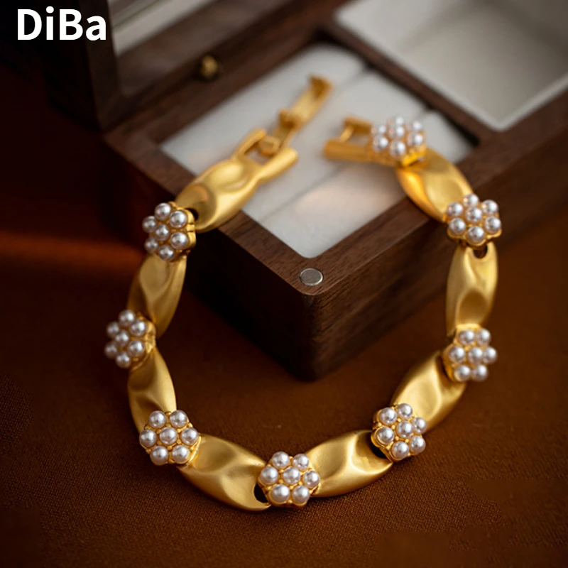 

Modern Jewelry Elegant Temperament Gold Color Simulated Pearl Necklace For Women Wedding Gifts Delicate Design Accessories