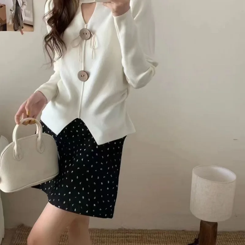 女性のハーフハイカラーの厚手のニットボトムシャツ、エレガントなモノクロセーター、すべてに合うニットウェア、スリムなトップス、秋、冬