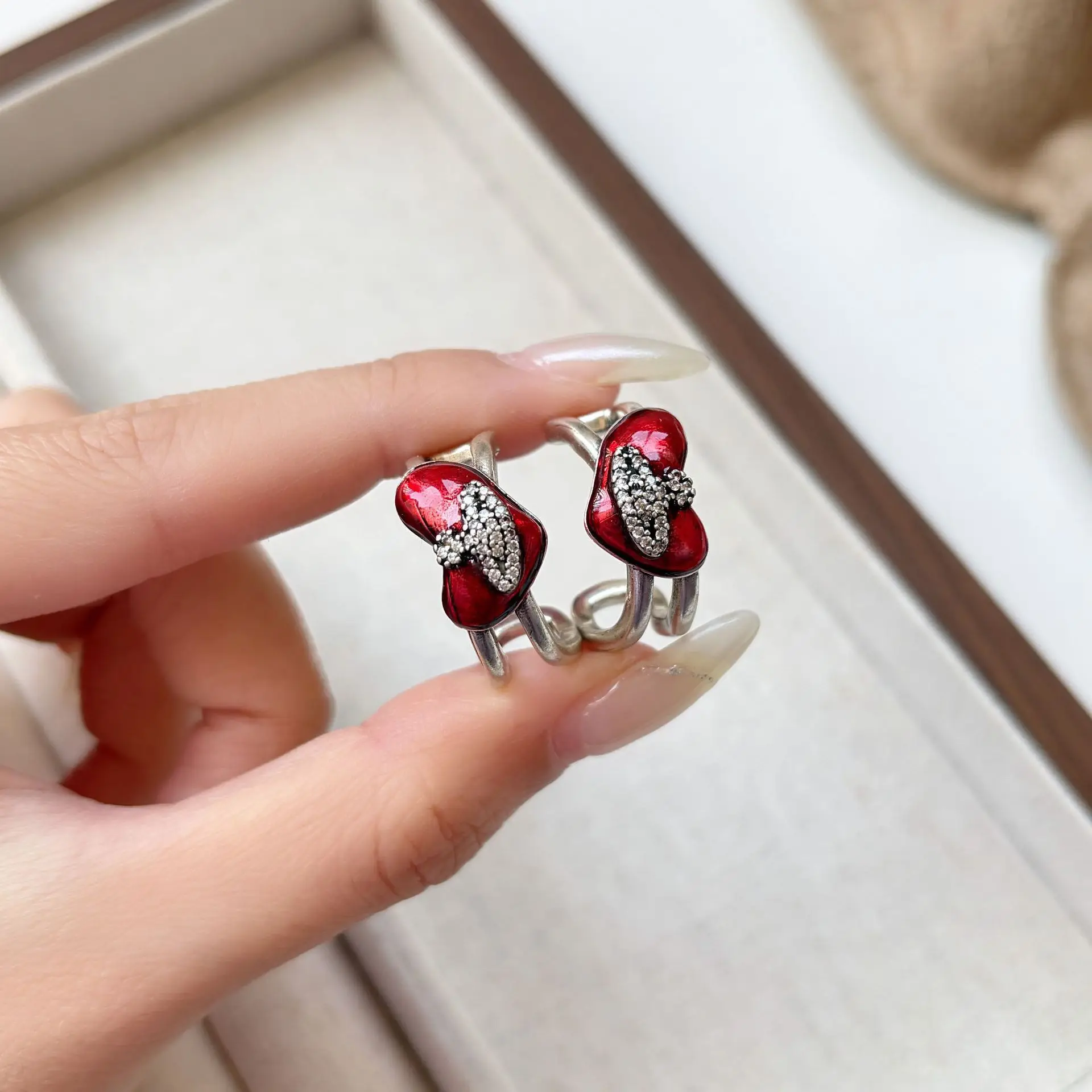Neu eingetroffen: 100 % 925er Sterlingsilber, trendige Saturnsringe, Liebesherz, glänzender Kristall, Damen-Ohrstecker, antiallergisch, Geschenke 2027 – Detail 6