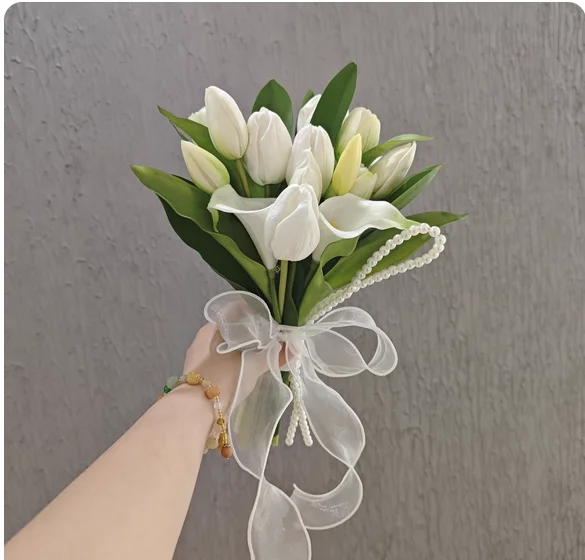 White pearl holding flowers tulip calla lily mixed simulation bouquet wedding wedding license photo studio.