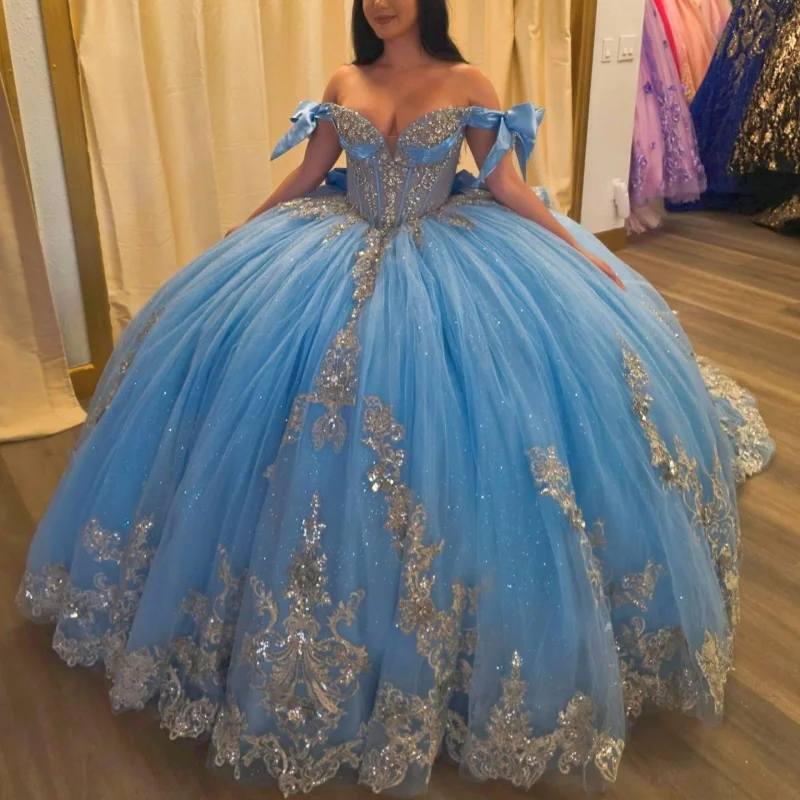 

Блестящее синее платье для квинсеаньеры с открытыми плечами, украшенное кристаллами и золотыми цветочными аппликациями, с длинным шлейфом и бантом, платье для 15-летия. ﻿ Настройка