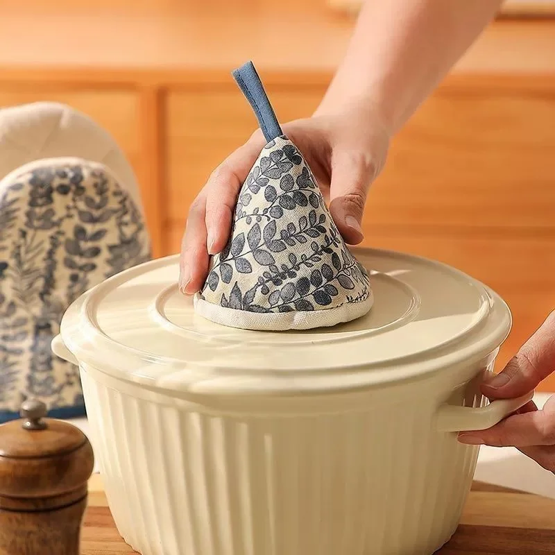 

Elegant Leaf Pattern Insulated Triangular Pot Cap Heat Resistant Pot Handle Gloves Pot Cover for Kitchen fabric printed cover
