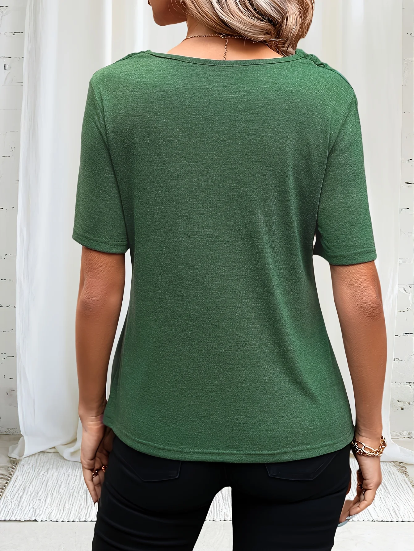Europäisches und amerikanisches Frühlings-, Sommer- und Herbst-Set aus einfarbigem, lässigem T-Shirt mit hängendem Kragen, dreiteilig. – Detail 4