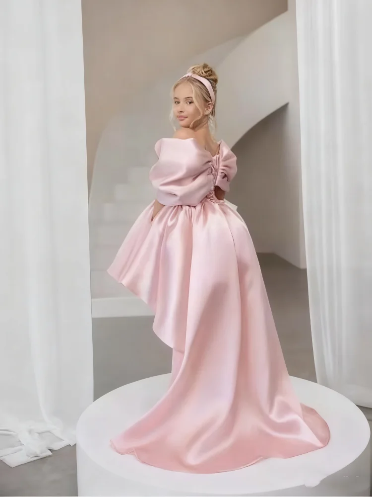 فساتين مخصصة لفتاة الزهور لحفلات الزفاف من الساتان مع فيونكة مكشوفة الأكتاف بسيطة للأطفال لحفلات أعياد الميلاد الأولى