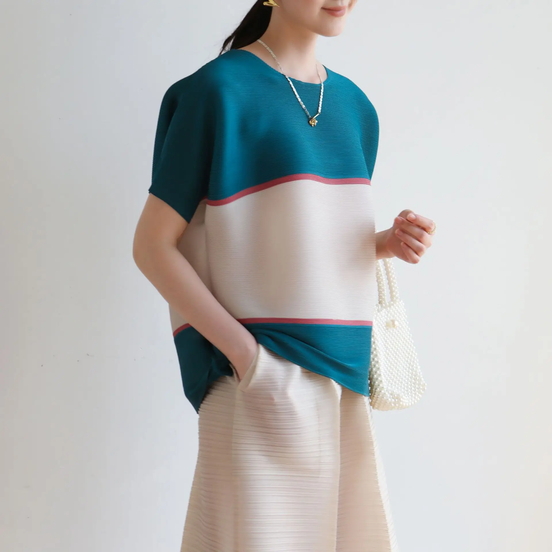 Miyake plissado verão feminino camiseta nova moda versátil o-pescoço sem mangas listras cor bloqueando capa topo