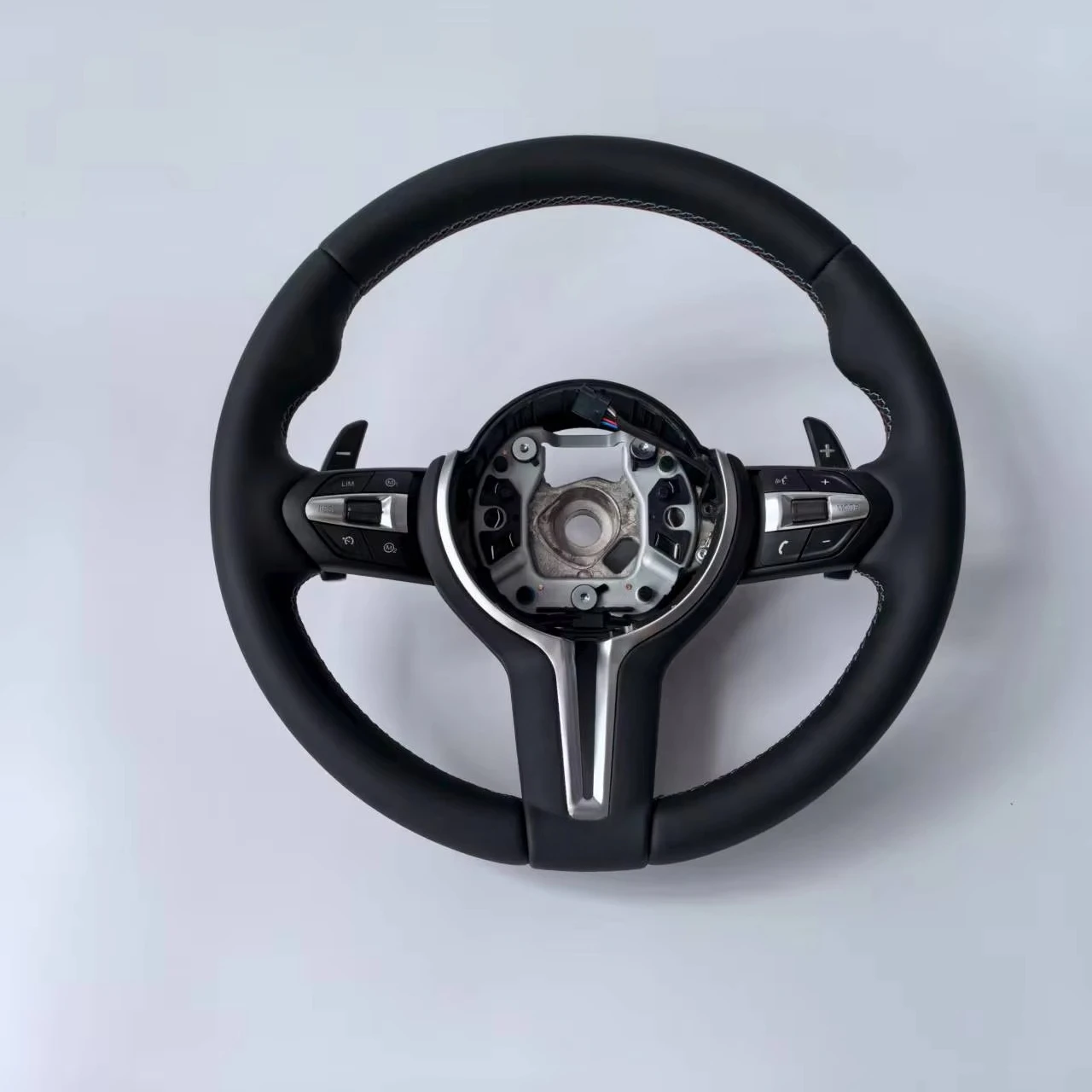 

3 Series 5 Series cars Leather steering wheel Suitable for M3 M4 M5 M6 F30 F10 F15 F36 F01 F20 F22 F25 F31 F32 E70 E71 E90 X6