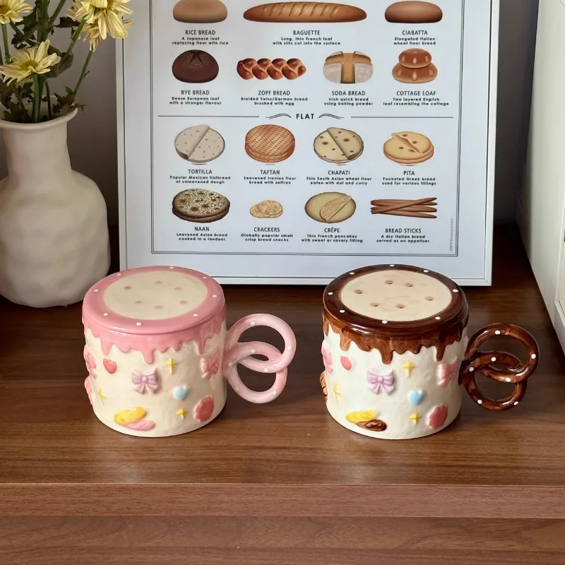 كوب سيراميك ملون تحت التزجيج تصميم بسكويت إبداعي مرسومة يدويًا كوب ماء لطيف ممتع مع غطاء كوب عصير للمكتب المنزلي هدية