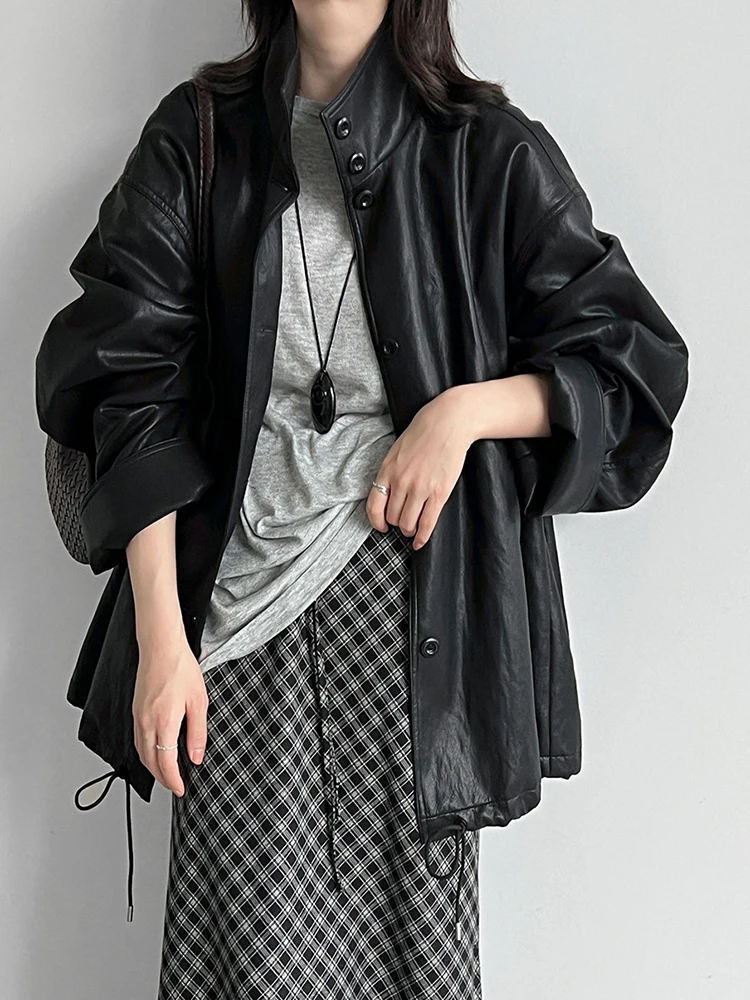 [EAM] Beige Drawstring Big Size PU Leather Jacket New Stand Collar Long Sleeve Women Coat Fashion Tide Spring Autumn 2026 1DJ949