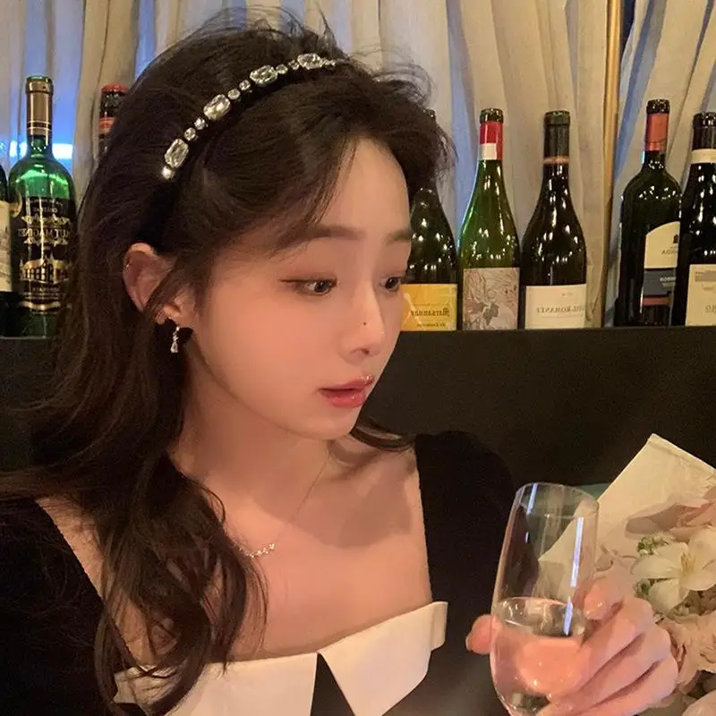 

Бархатный ободок для волос со стразами, роскошная повязка на голову для женщин, идеально подходит для умывания, макияжа и осенне-зимних причесок