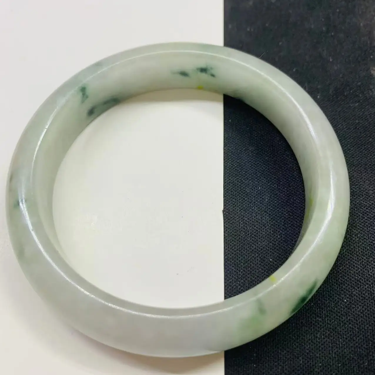 

Реалистичная стрельба из светлого цветного нефритового браслета с плавающим цветком диаметром 55,5 мм.