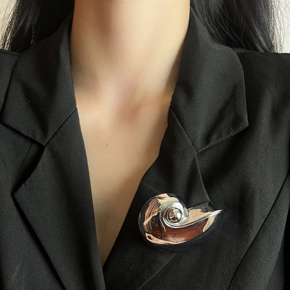 HUANZHI Gold Color Exaggerated Beach Conch Shaped Brooch for Women Girls Marine Animal Design Fashion Glossy Alloy Accessories