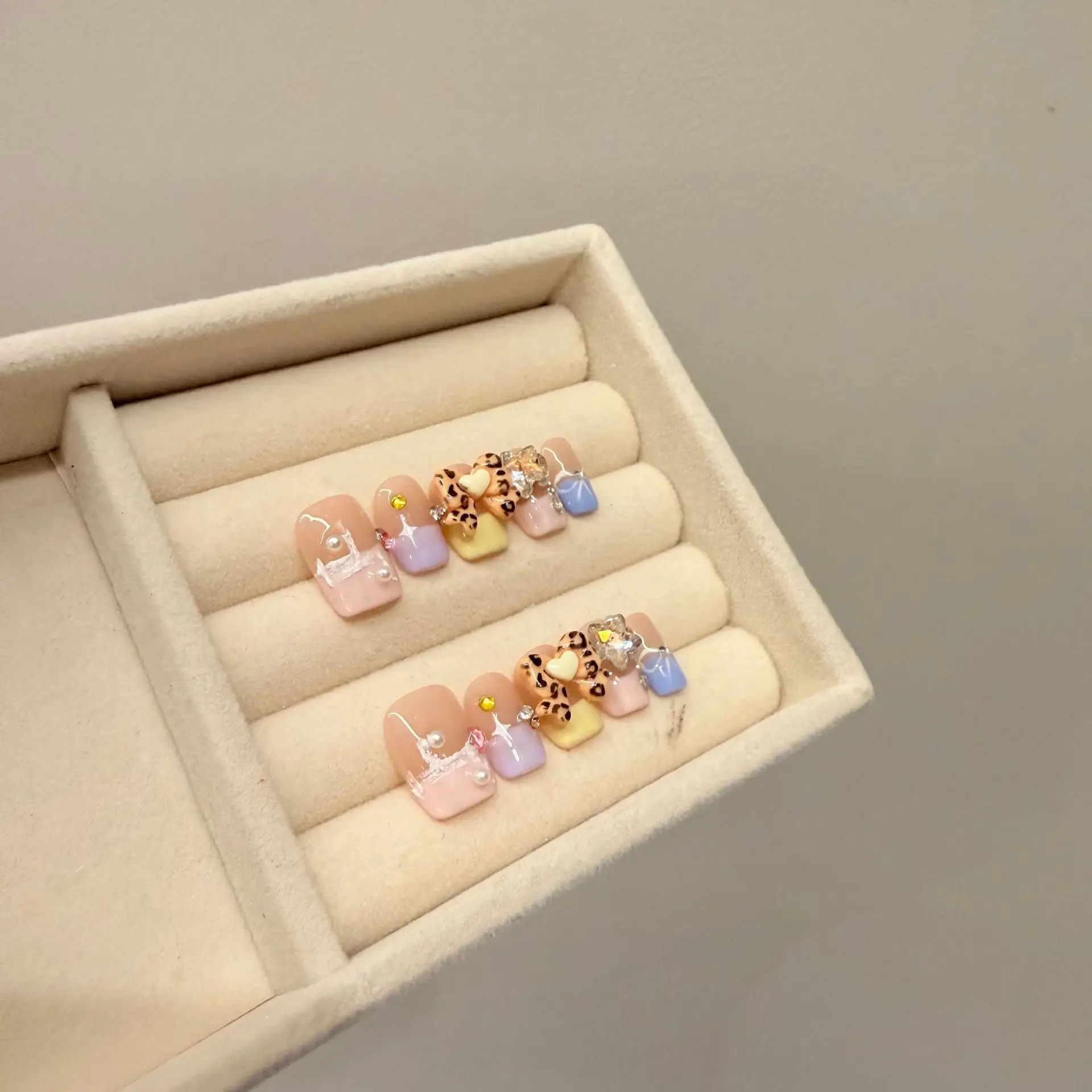 10 pièces Simple luxe mignon français à la main presse sur les ongles imprimé léopard arc faux ongles amovible réutilisable