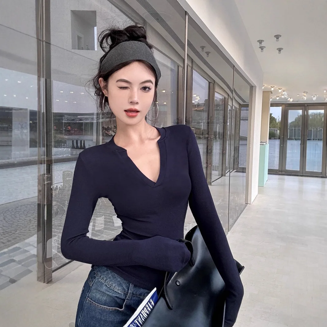 

2026 Новая зимняя сексуальная футболка с v-образным вырезом, женская корейская мода, тонкая футболка с полуоткрытым воротником и длинными рукавами, однотонная укороченная верхняя одежда для женщин