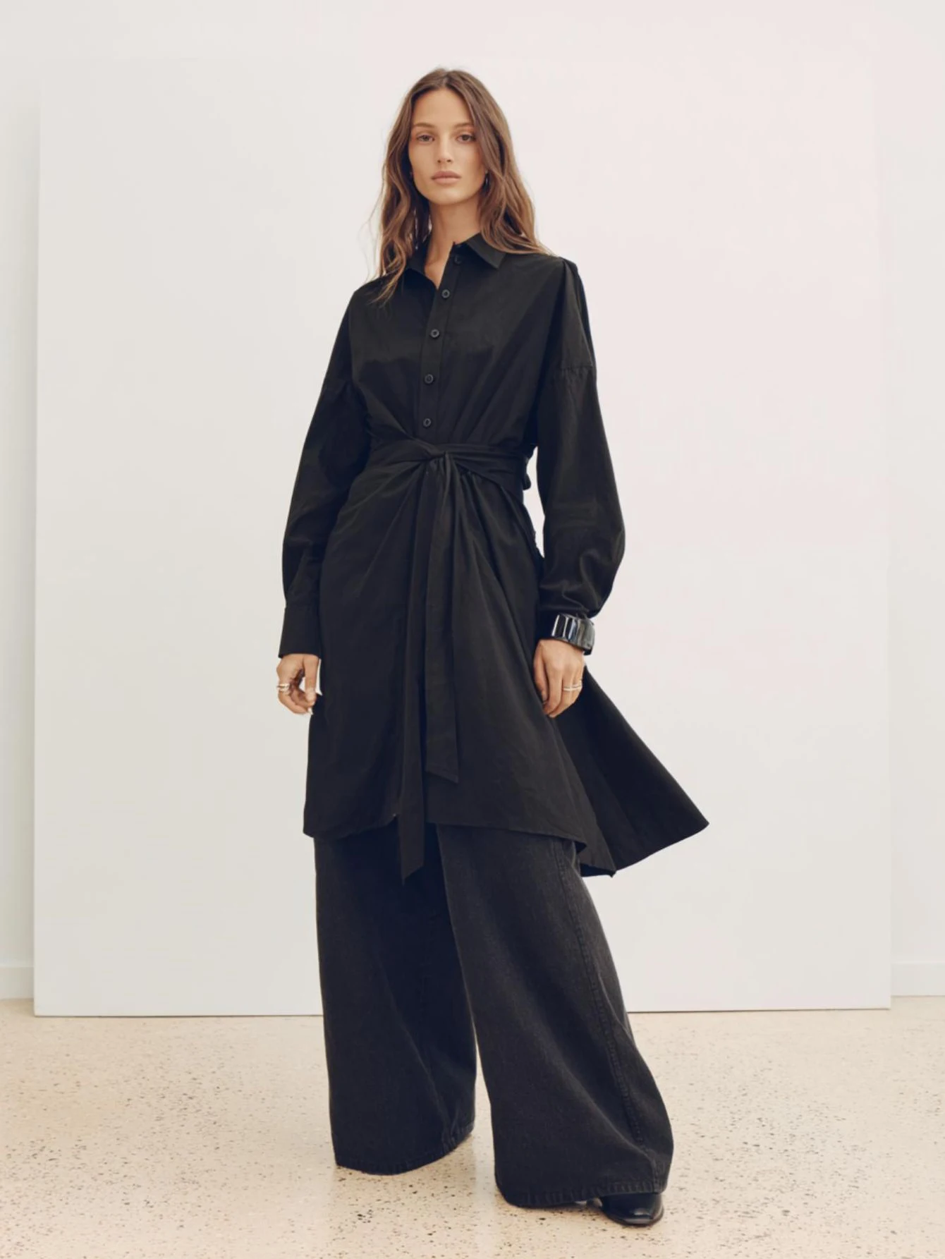 Damska sukienka midi z długim rękawem, kołnierzykiem, elegancka, gładka, do biura, na jesień i lato.