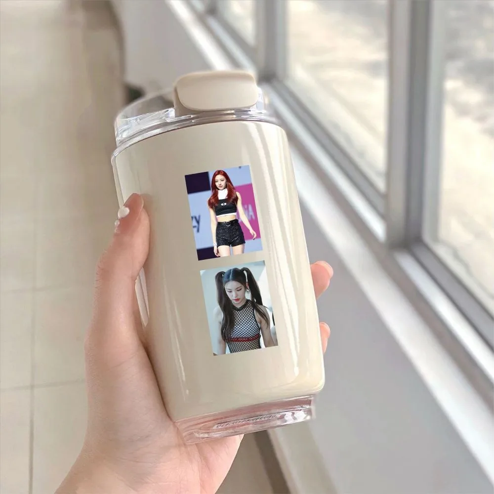 مجموعة ملصقات ITZY مكونة من 63 قطعة - ديكور مجموعة K-pop Girl لمحبي (متجر Anime Worlds)