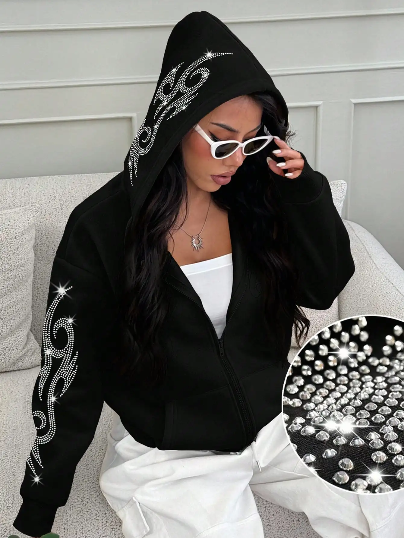 

Черная укороченная толстовка на молнии с принтом в стиле Y2K, украшенная стразами и этническим узором