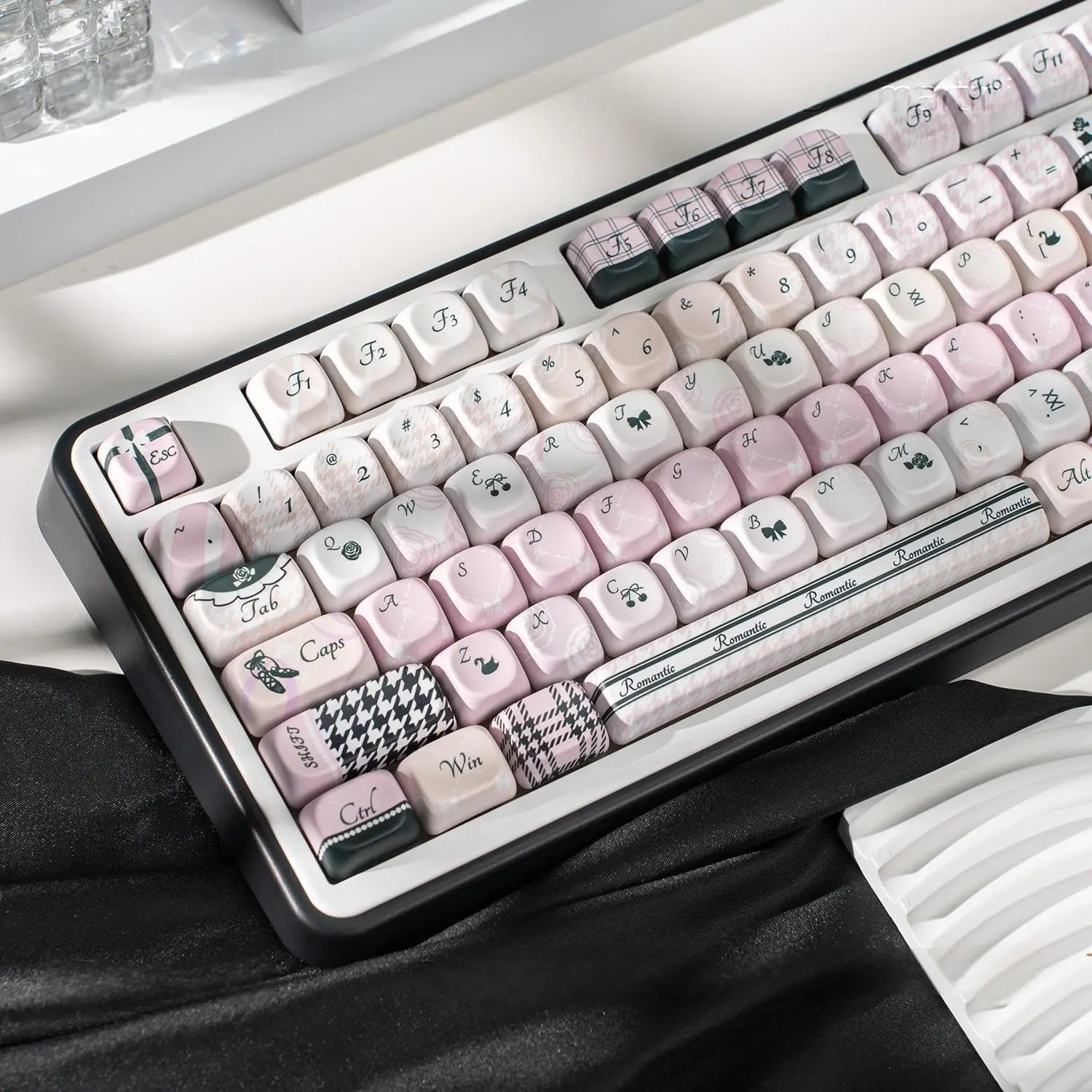 

Комплект кейкапов MOA Profile Cute Keycaps, 134 клавиши, PBT, дизайн Black Swan Pink, сублимационная печать, для клавиатур 61/64/68 клавиш