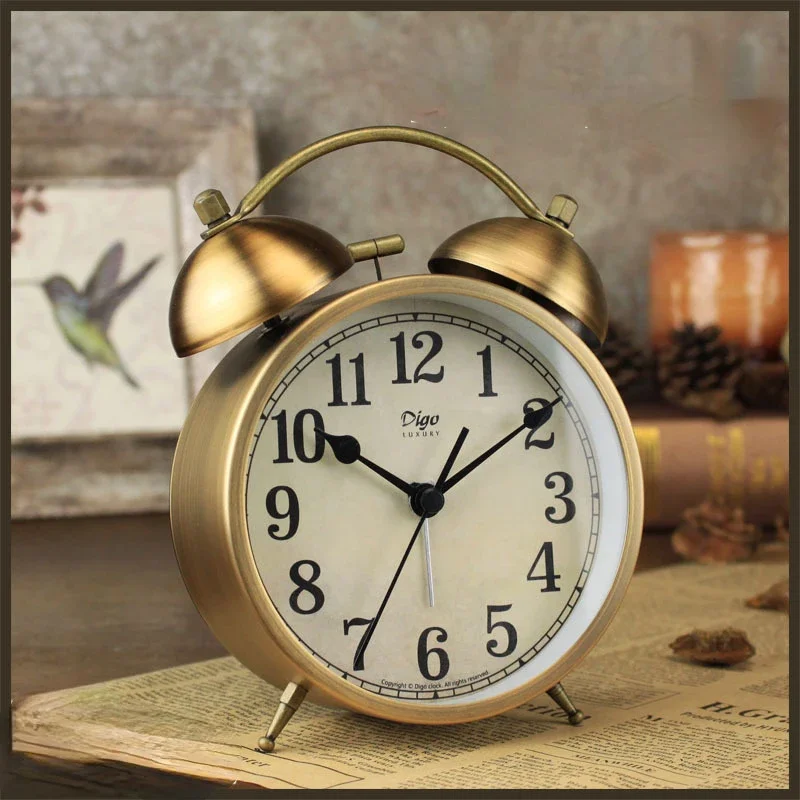 Retro Alarm Clock Metal Creative Decoration Clock Bedroom Office Desktop Ornaments Silent Quartz Watch Bedside Alarm Watch