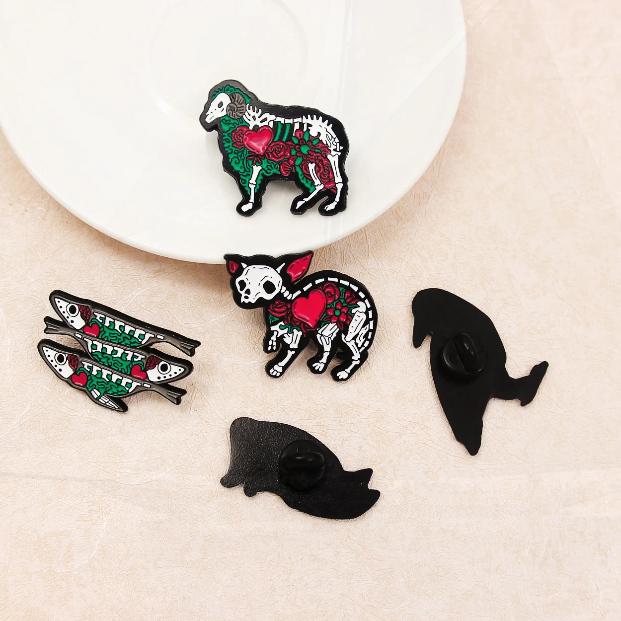 Sheep Cattle Rose Skull Pines Halloween Badge Lapel Jewelry Gift Wholesale Punk Skeleton Series Enamel Brooch Cat Crow Dog Fish