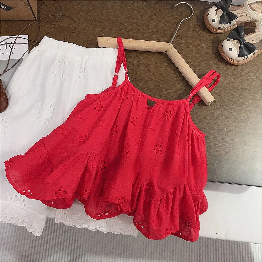 

Новый летний модный комплект для девочек, корейский стиль для отпуска: красный топ-камизол с вышивкой и широкие брюки.