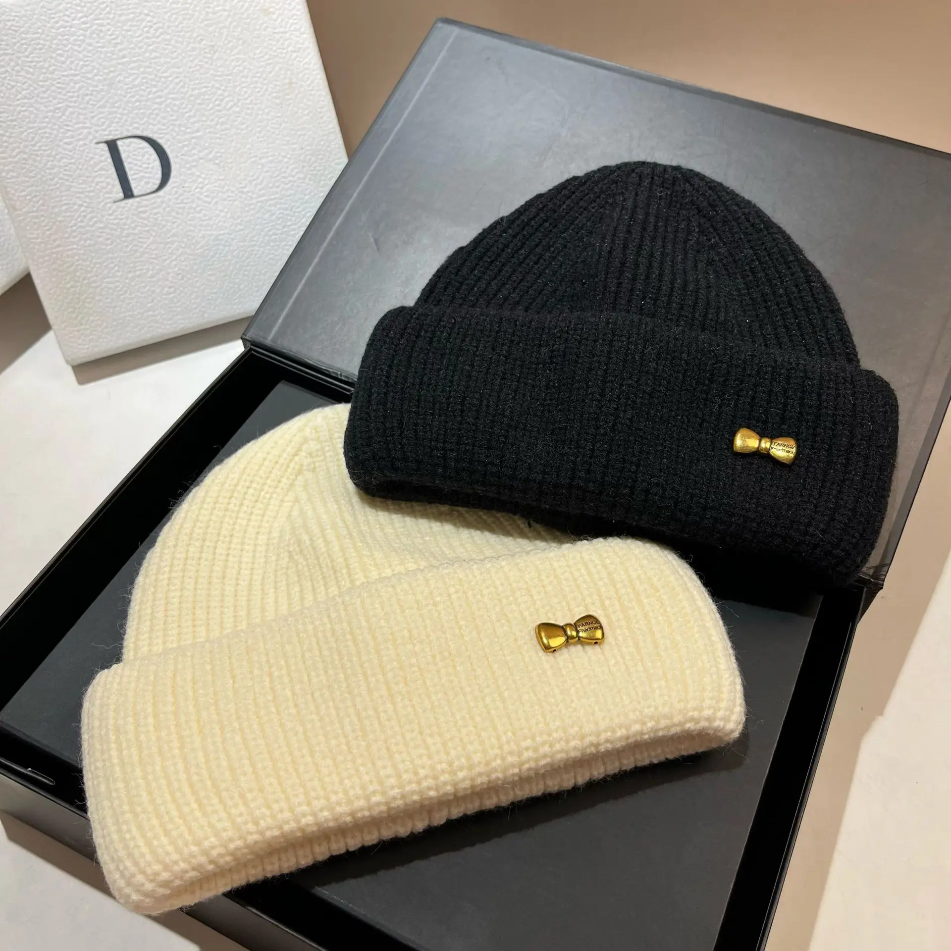 

Luxury Brand Metal Logo Winter Women Warm Wool Knitted Hat Thicken Outdoor Sport Skiing Skullies Beanies Caps