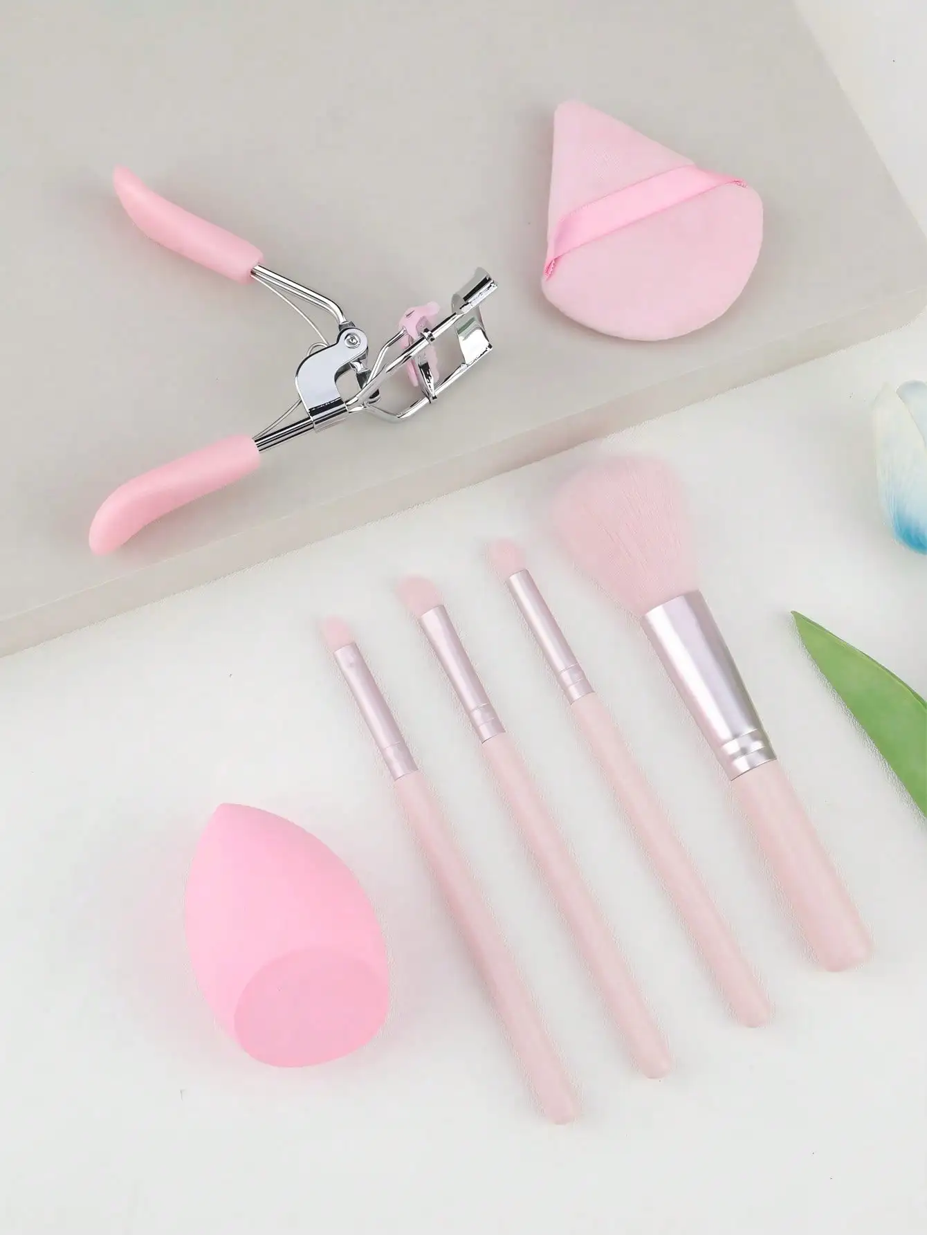 4/6/7-Piece Pink Makeup Brush Set, Including a beauty blender, Thumb Sponge Brush, and Eyelash Curler