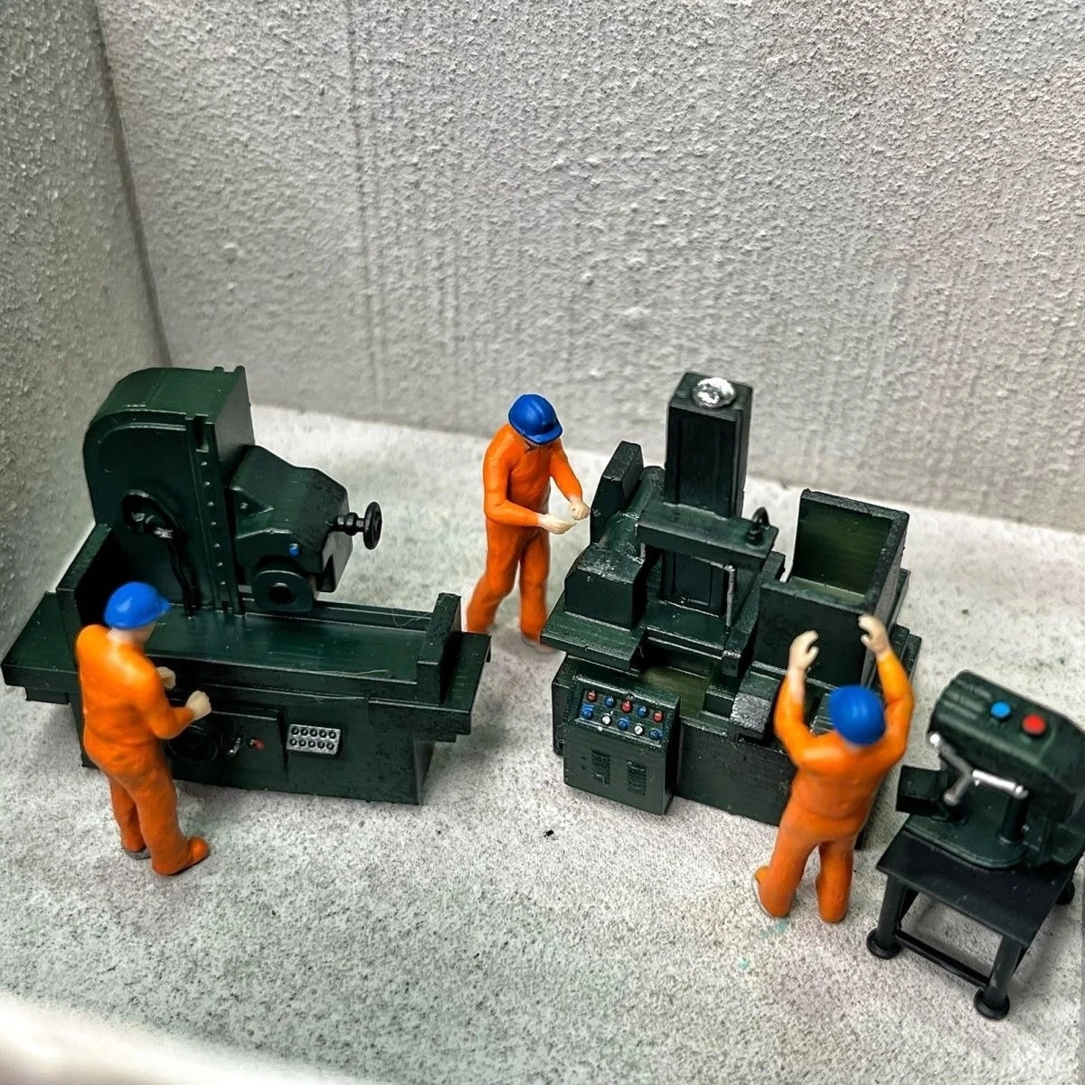 1/64 Car Model Scene Maintenance Accessories CNC Machine Tool Model Processing Equipment and Maintenance Worker Model