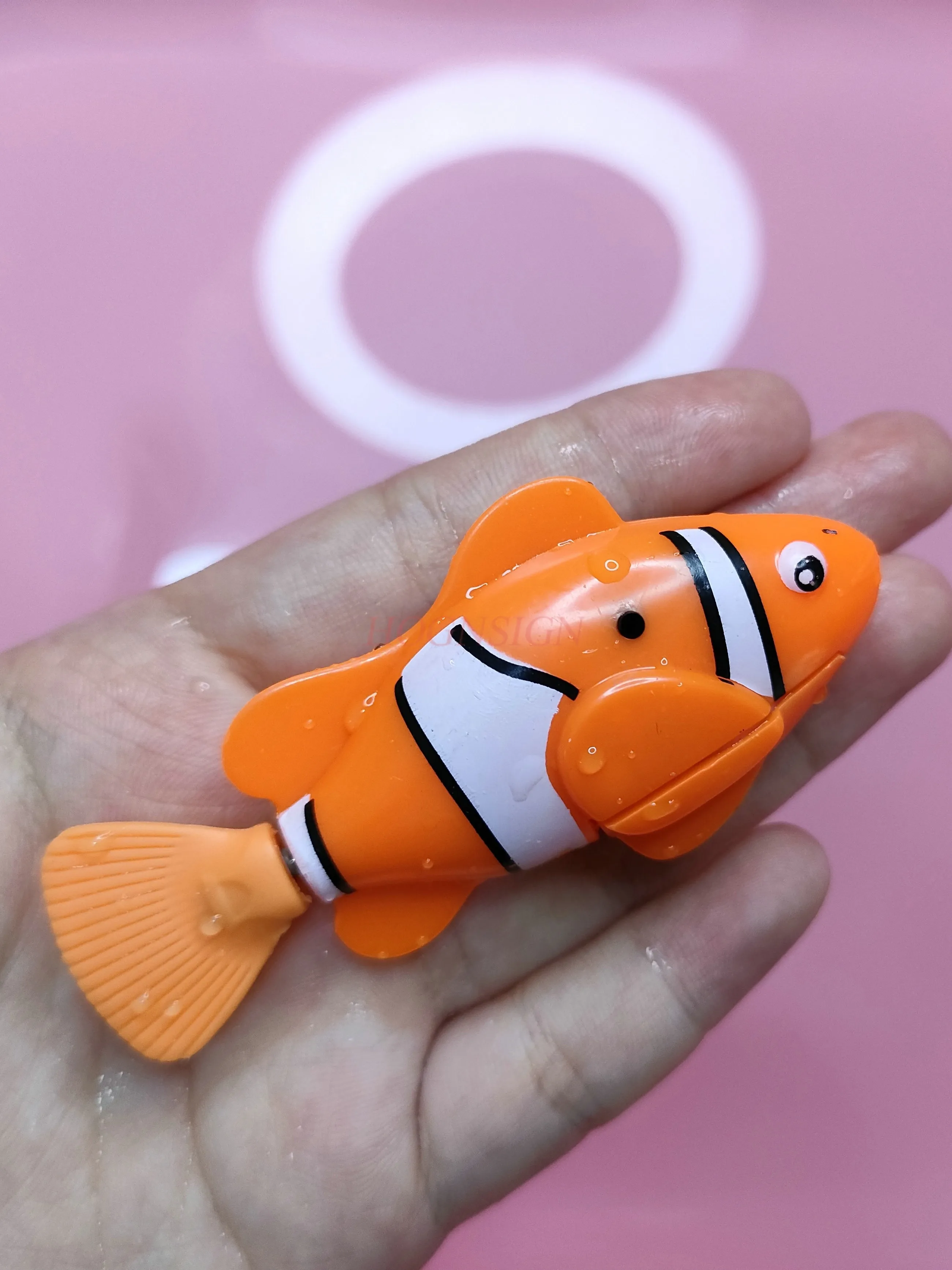 Baby Shower Glow Induction Electric Little Fish Water Fish nuoto simulazione Clown Fish Toy