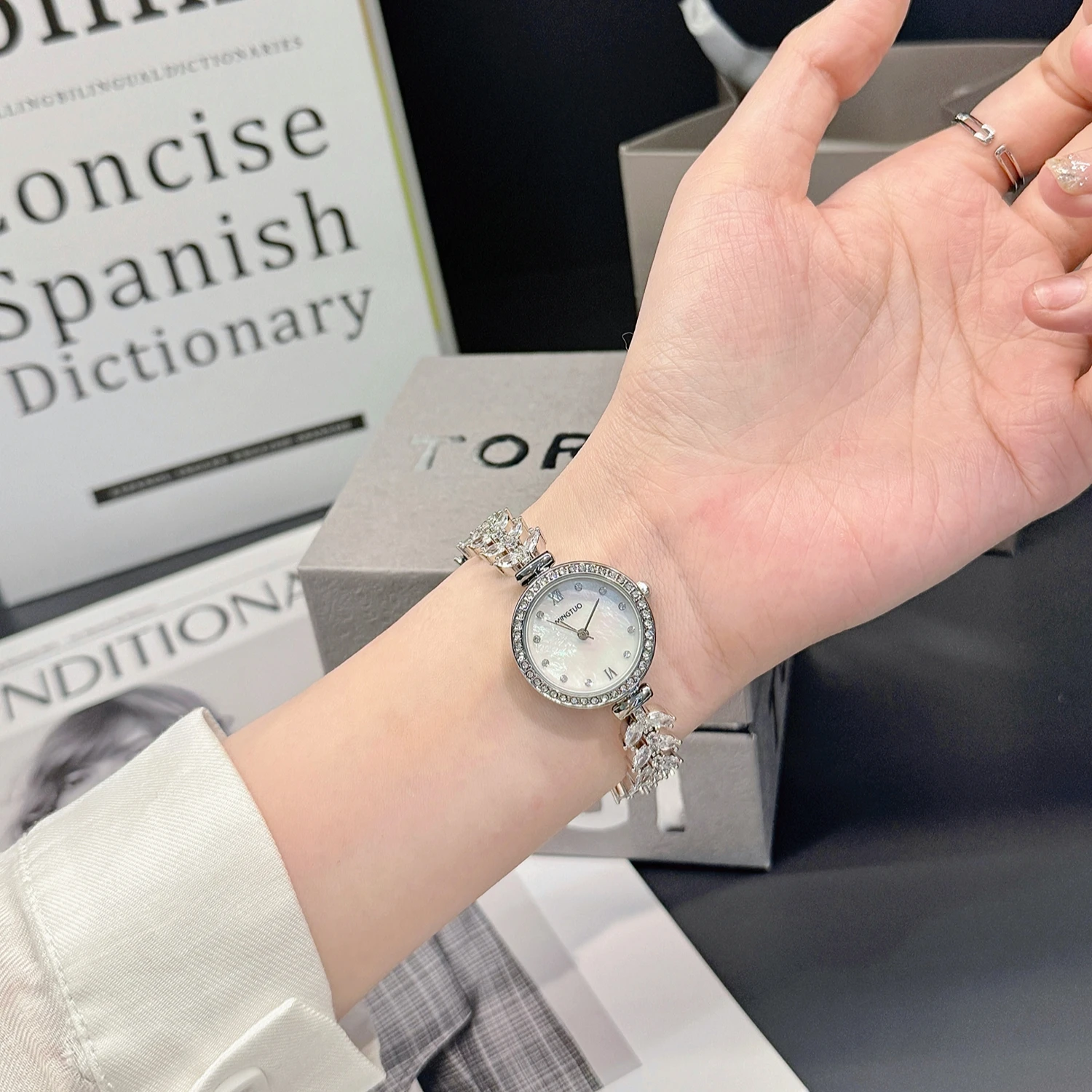 Mermaid Design Full Diamond Women's Watch Top Luxury Fashion Personality Quartz Watch Niche Casual Daily Bracelet Women's Watch