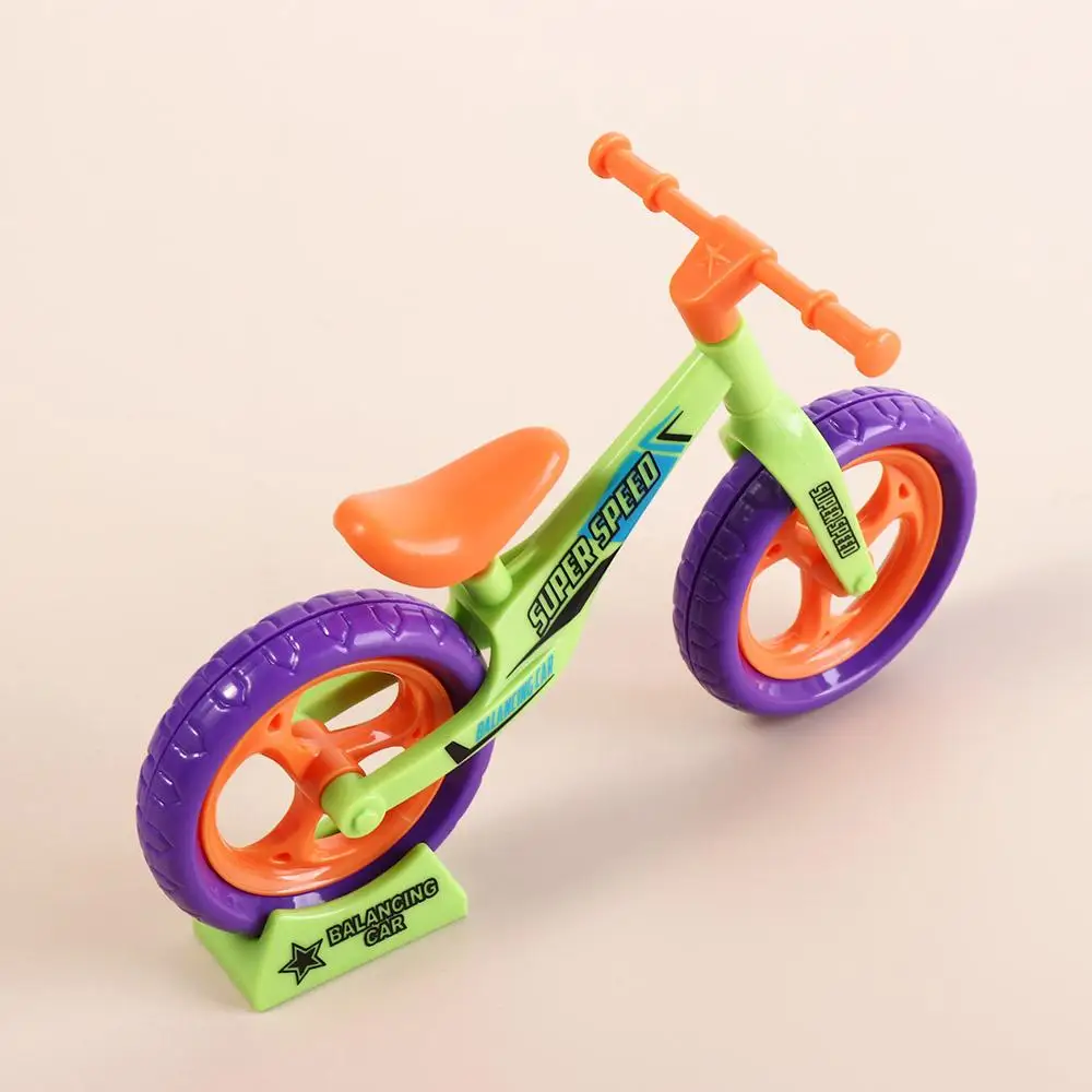 Jouet de vélo d'équilibre en plastique assemblé, ornements de voiture d'équilibre, mini vélo en forme de radis assemblé, mini vélo radis