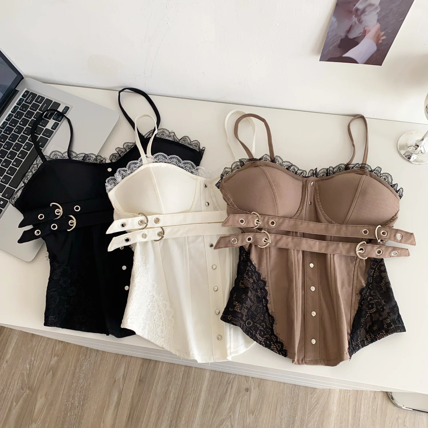 

Clothland женский сексуальный пояс кружевные майки на тонких бретельках укороченный топ без рукавов с v-образным вырезом-футляром шикарные топы Blusa WA397