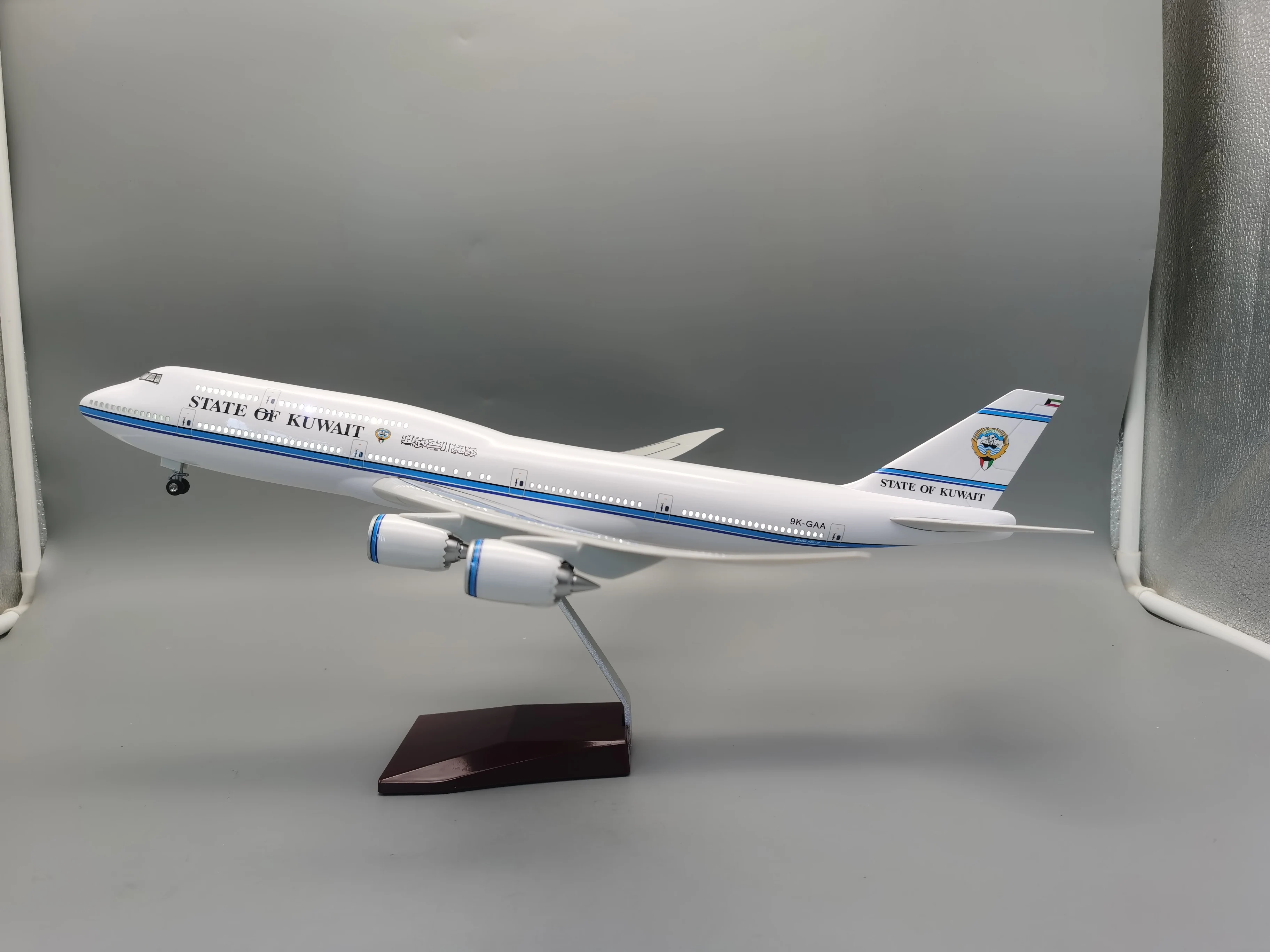 

Модель самолета 1/150, масштаб 47 см, модель самолета 747, B747, для государственного Кувейта, зеркальное шасси и посадочное колесо, литая зеркальная игрушка