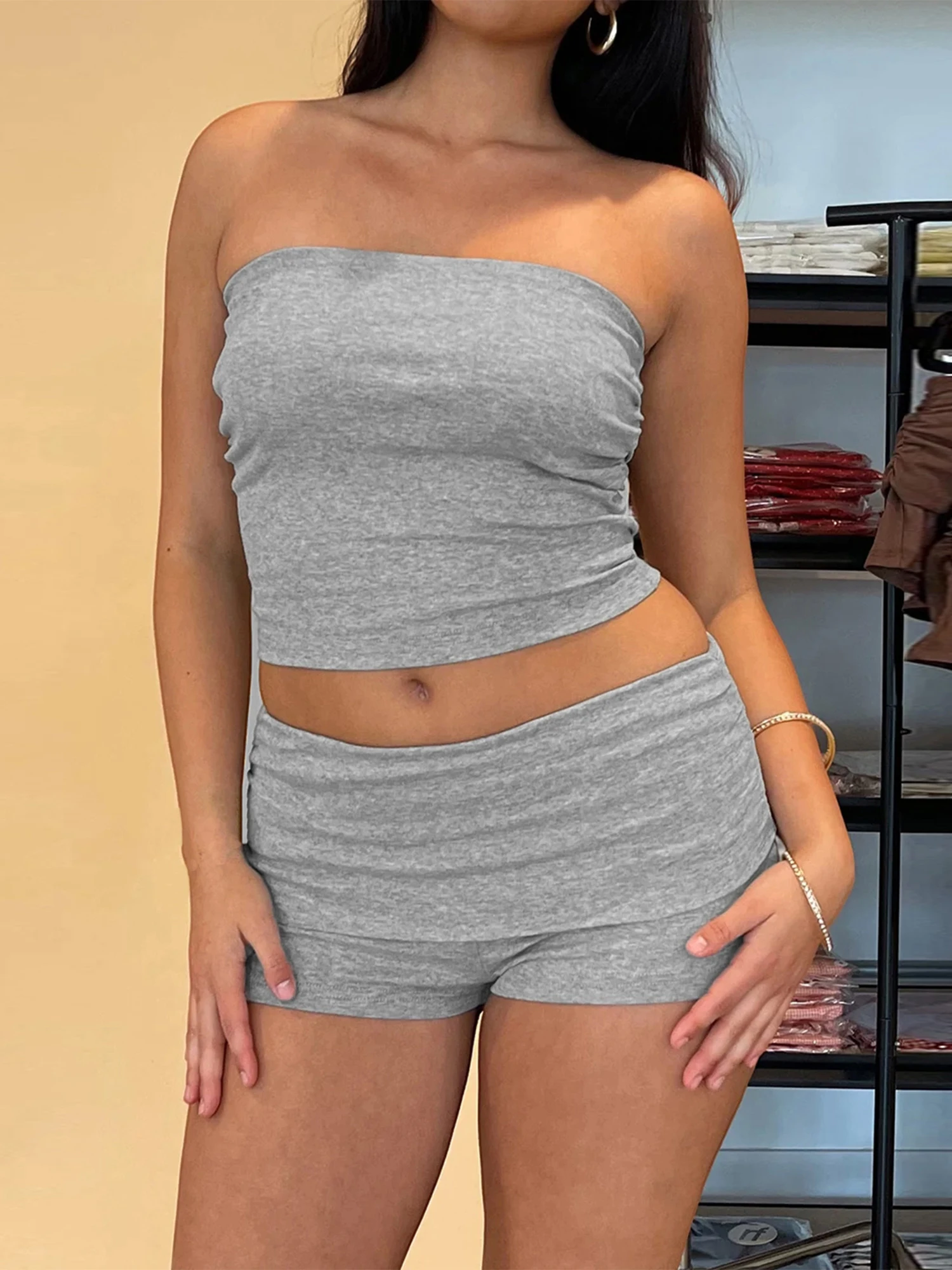 

Женский комплект спортивной одежды с облегающим топом и шортами средней длины однотонного цвета — спортивный костюм из двух предметов