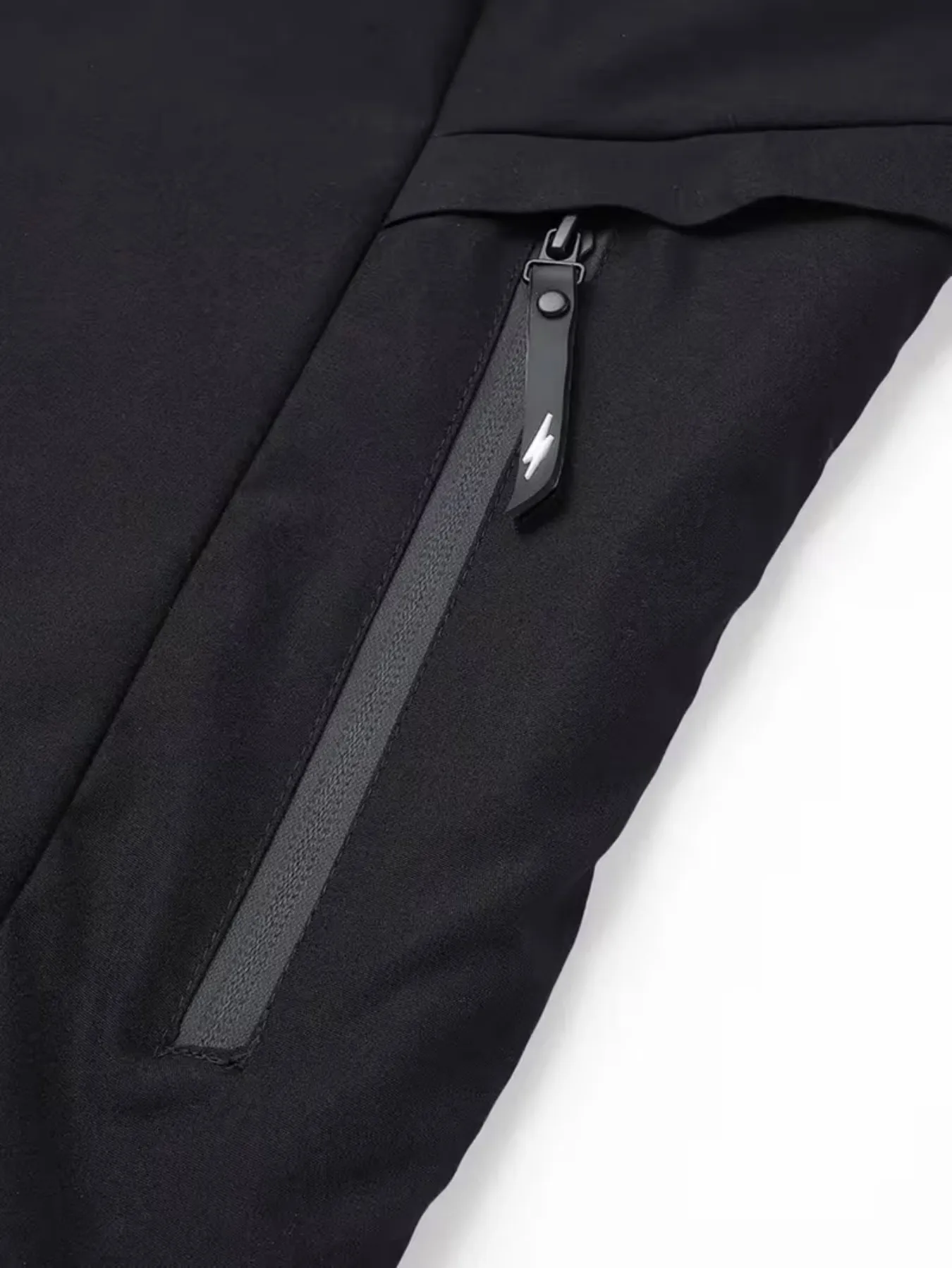 Die wind- und wasserdichte Jacke ist mit dem Aufdruck "YAMA" versehen und hat eine lockere Passform, geeignet für Motorrad-Enthusiasten. – Detail 9