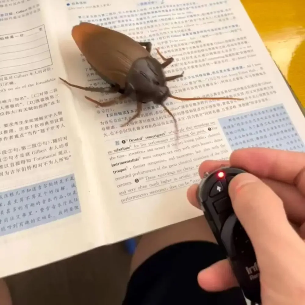 Trick Electric Cockroach Pet RC Simulation Spider Robotic Remote Control Ant Toy Halloween Xmas Mini Gift for Adult Prank Insect