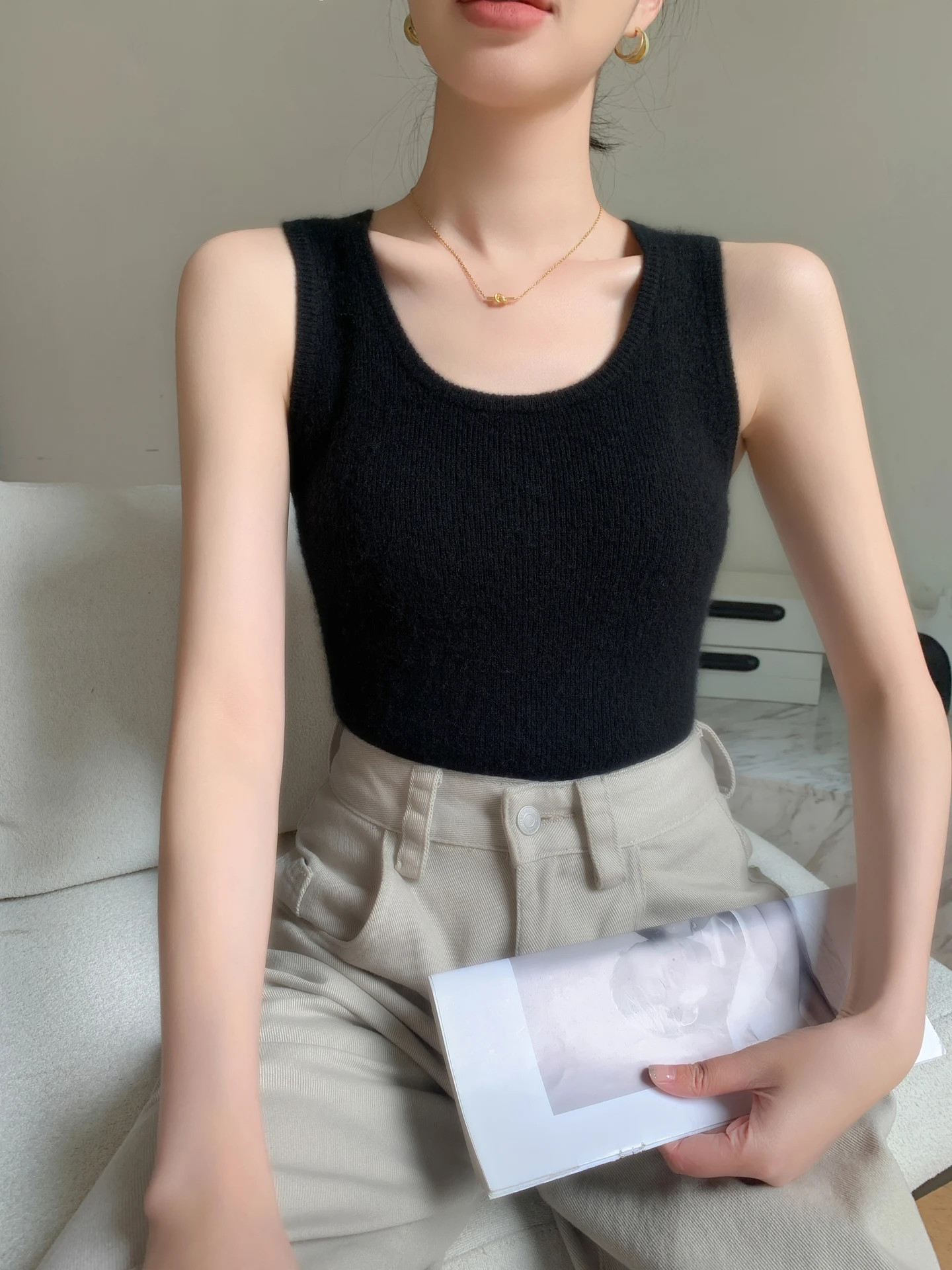 เสื้อกั๊กไหมพรมถักทรงกลมสีแดงใหม่ ปี 2025 สำหรับผู้หญิง ทรงเข้ารูป ใส่เป็นเสื้อตัวในได้ หลากสี ทรงปกติ