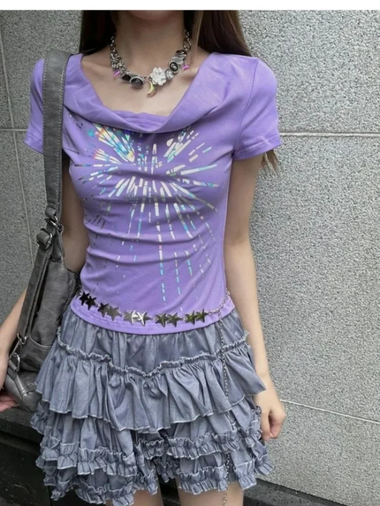 เสื้อยืดแขนสั้นพิมพ์ลายสีม่วงสำหรับผู้หญิง สไตล์หวานซ่อนเปรี้ยว ทรงเข้ารูป เอวคอด ครอปท็อป วินเทจ Y2k กรันจ์ กอธ