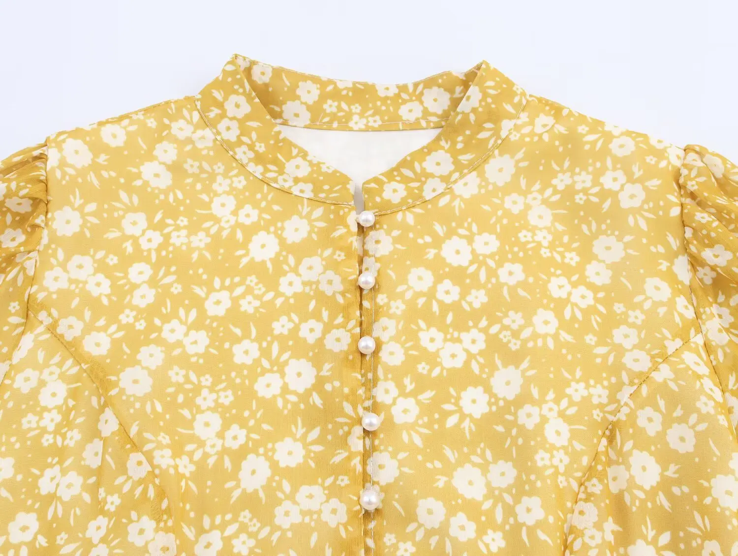 Vestido de mujer estilo resort de otoño 2025: vestido de playa de manga larga con cuello levantado y estampado floral bohemio de gasa de un solo pecho