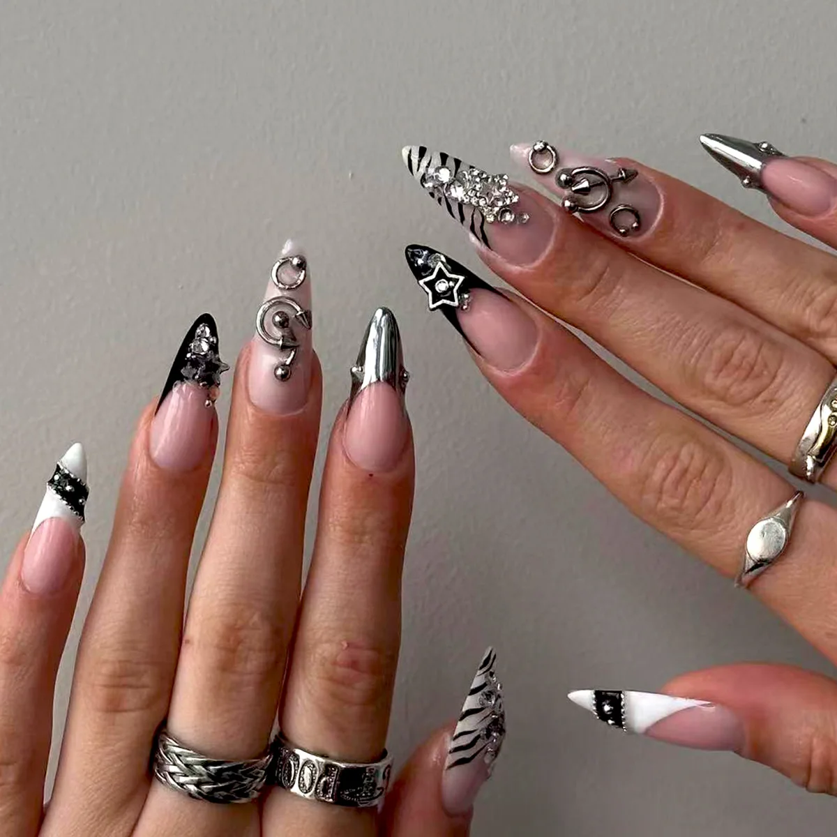 

24PCS Metal Punk Style Fake Nails 3D Hand Set Diamond Accessories High End Press on Nails Spicy Cool Edgy Removable Nail Art 네일팁