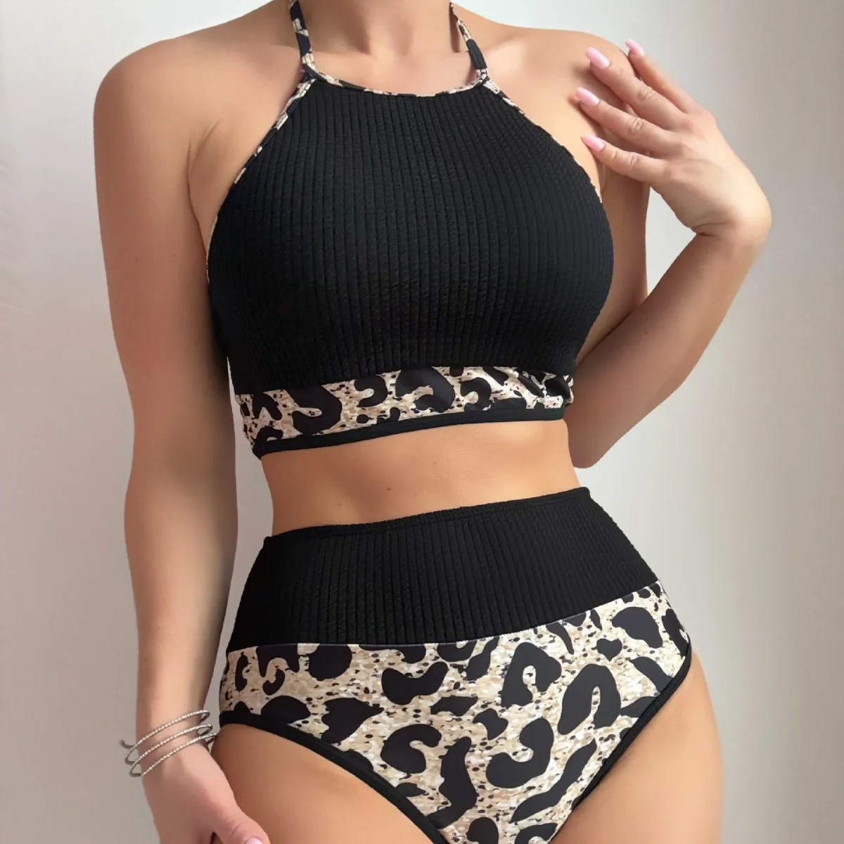 ネックラインのある新しい黒のセクシーなビキニ、速乾性のハイウエストのランニングエクササイズ、休暇用のウェーディングや水泳