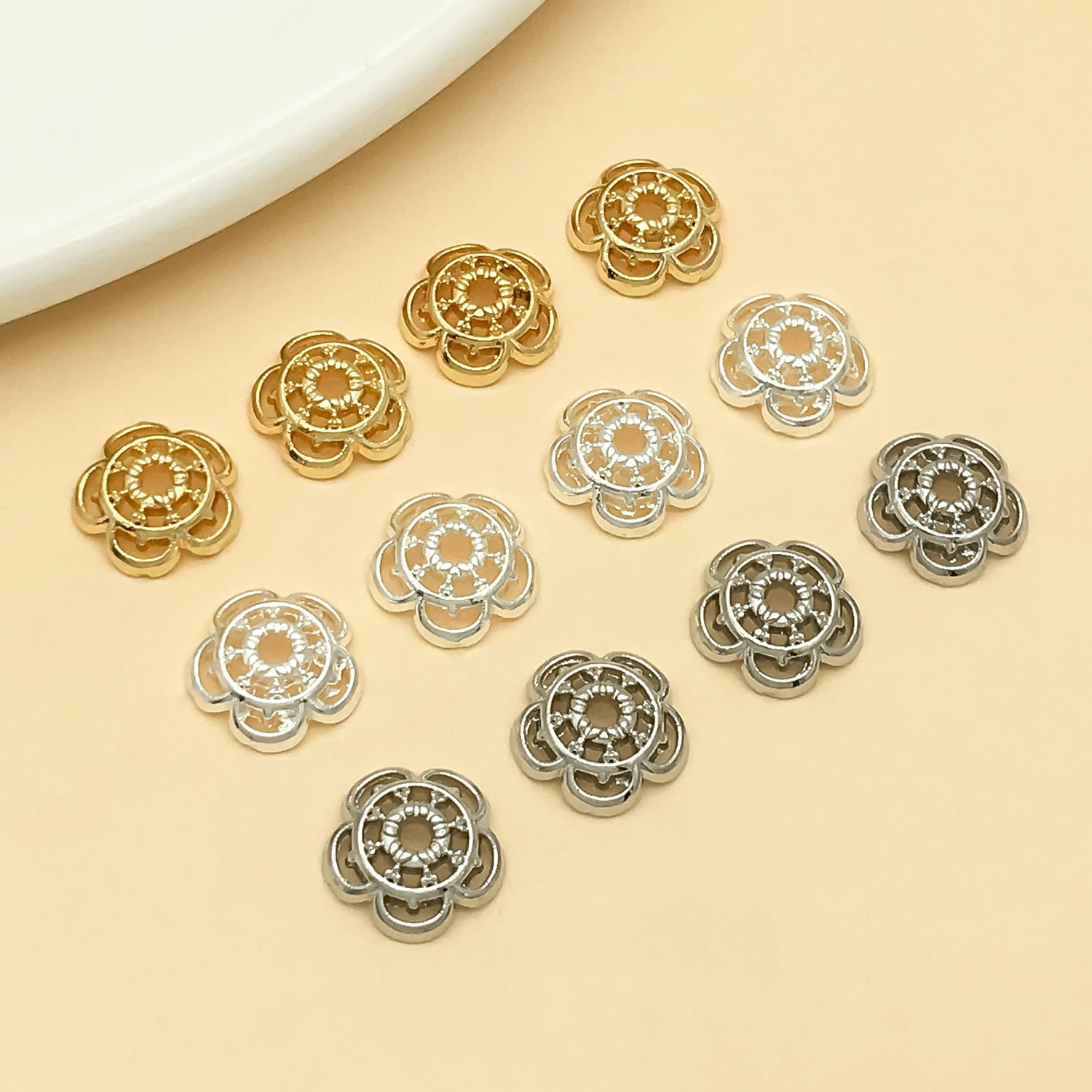 10 Stück 18 Karat vergoldete Kupfer-Anhänger in Form eines dicken silbernen fünfblättrigen Blumenhutes für DIY-Ohrringe, Schmuck, Armbänder und Halsketten