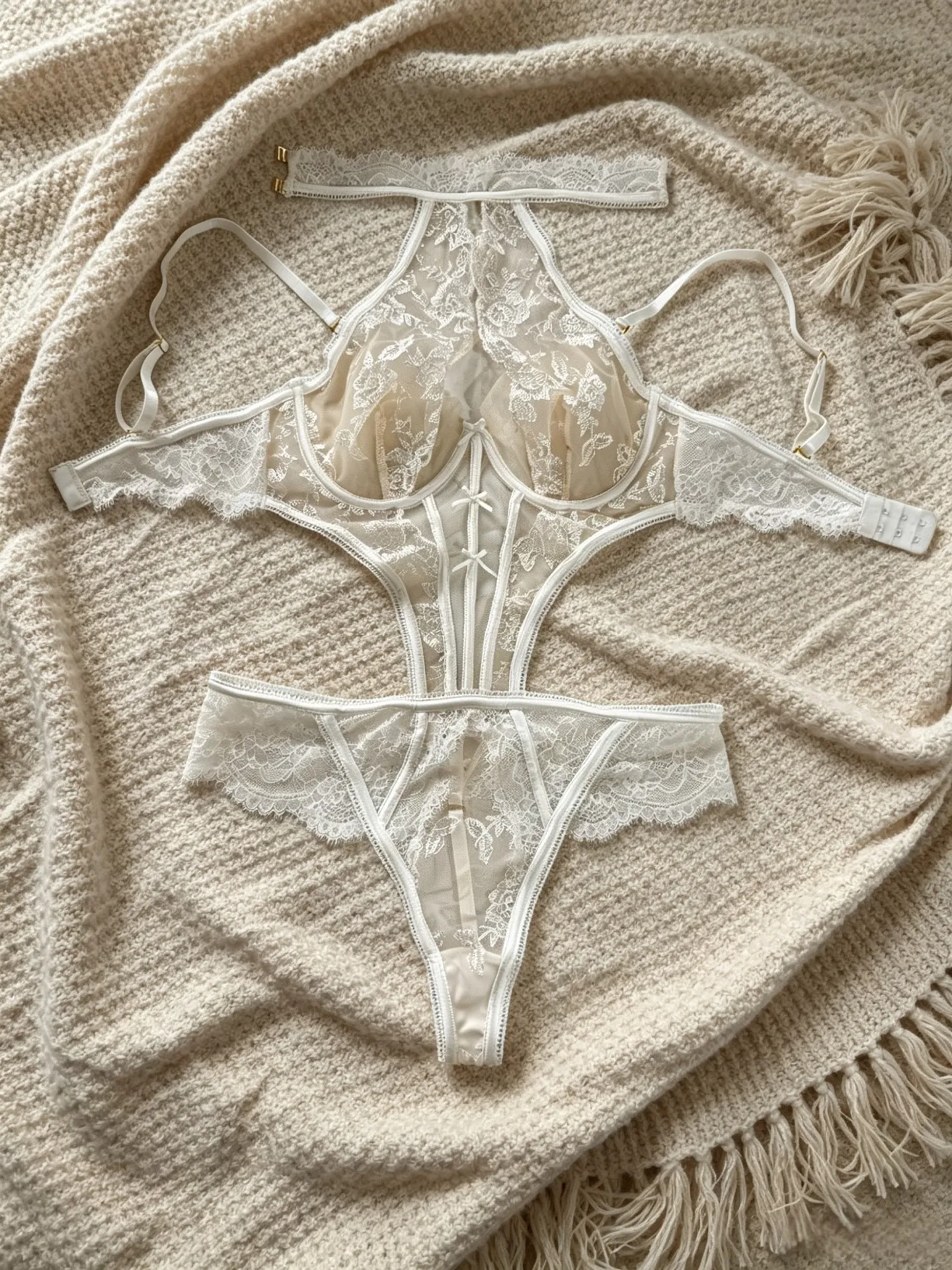 Ellolace Verführerischer Bodysuit für Damen: Spitzen-Body mit Stickerei, Tanga, abnehmbaren Trägern und Neckholder-Design – Transparente Unterwäsche