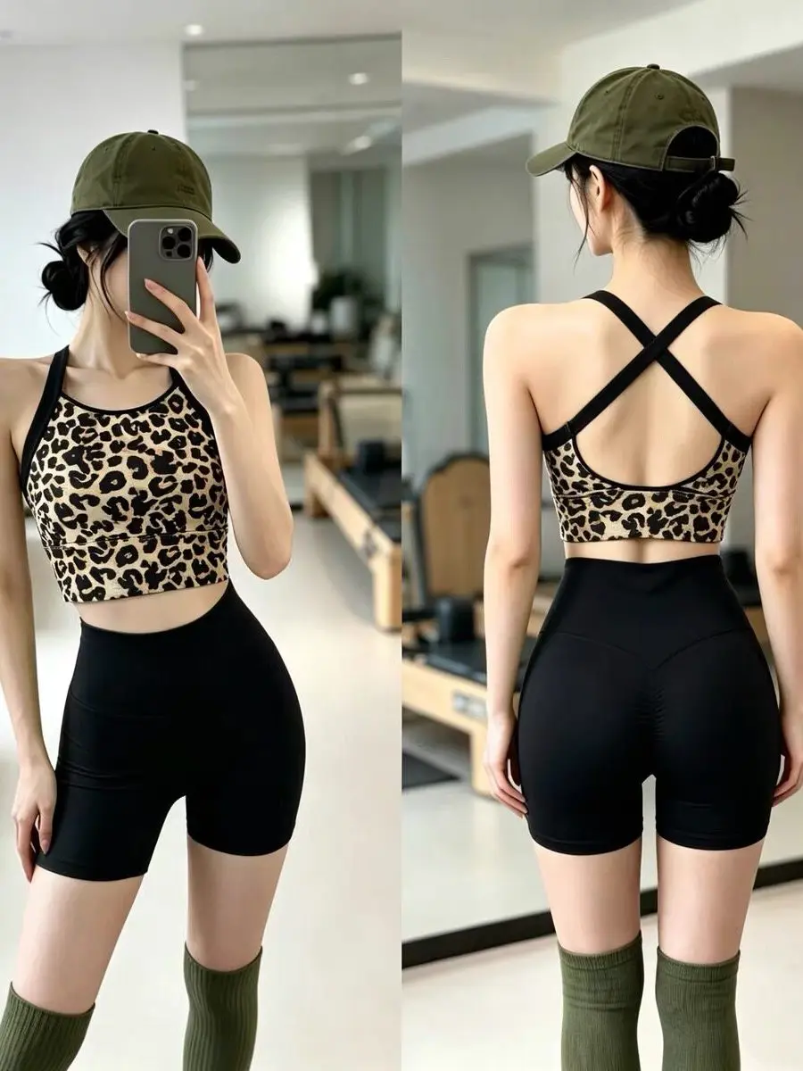 conjunto-de-yoga-feminino-top-estampado-com-alca-cruzada-nas-costas-e-shorts-de-nylon-antichoque-com-franzido-sem-mangas-c