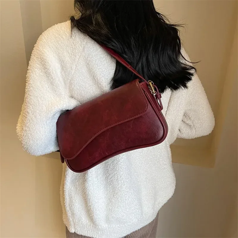 Pu cor sólida 2024 venda quente bolsa de ombro feminina fivela alta beleza moda crossbody saco macio simples commuter bolsa