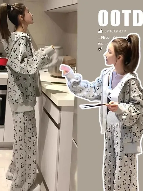 

Комплект из двух предметов: худи большого размера с мультяшным принтом (300 пуд) и широкие брюки для женщин, осенне-зимний, свободный крой, повседневный стиль