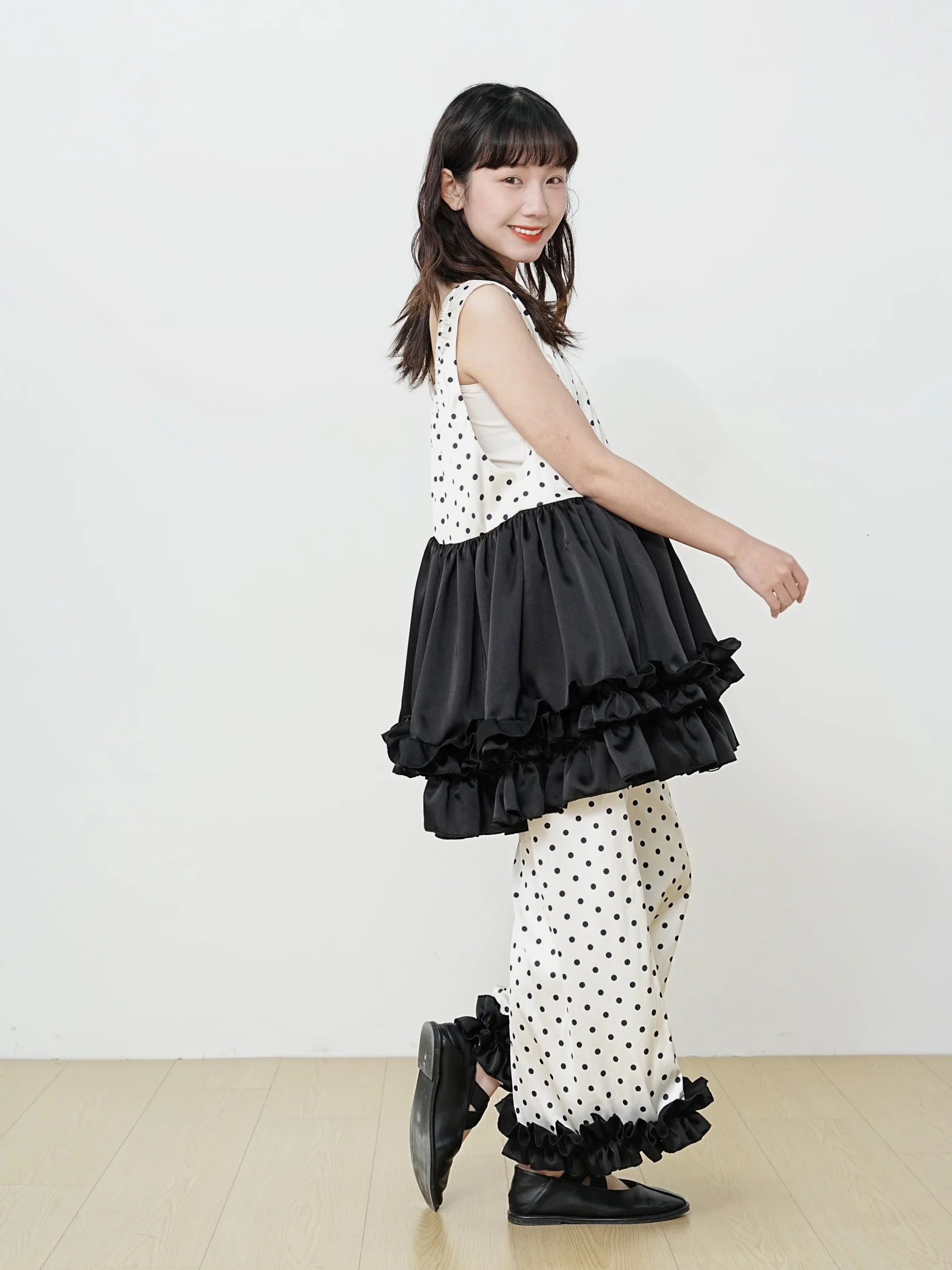 

Retro Girl Dream Heavy Embellished Lace Decoration Cake Vest Skirt Front Back Wear Loose Elegant Style Winter Fashion Set