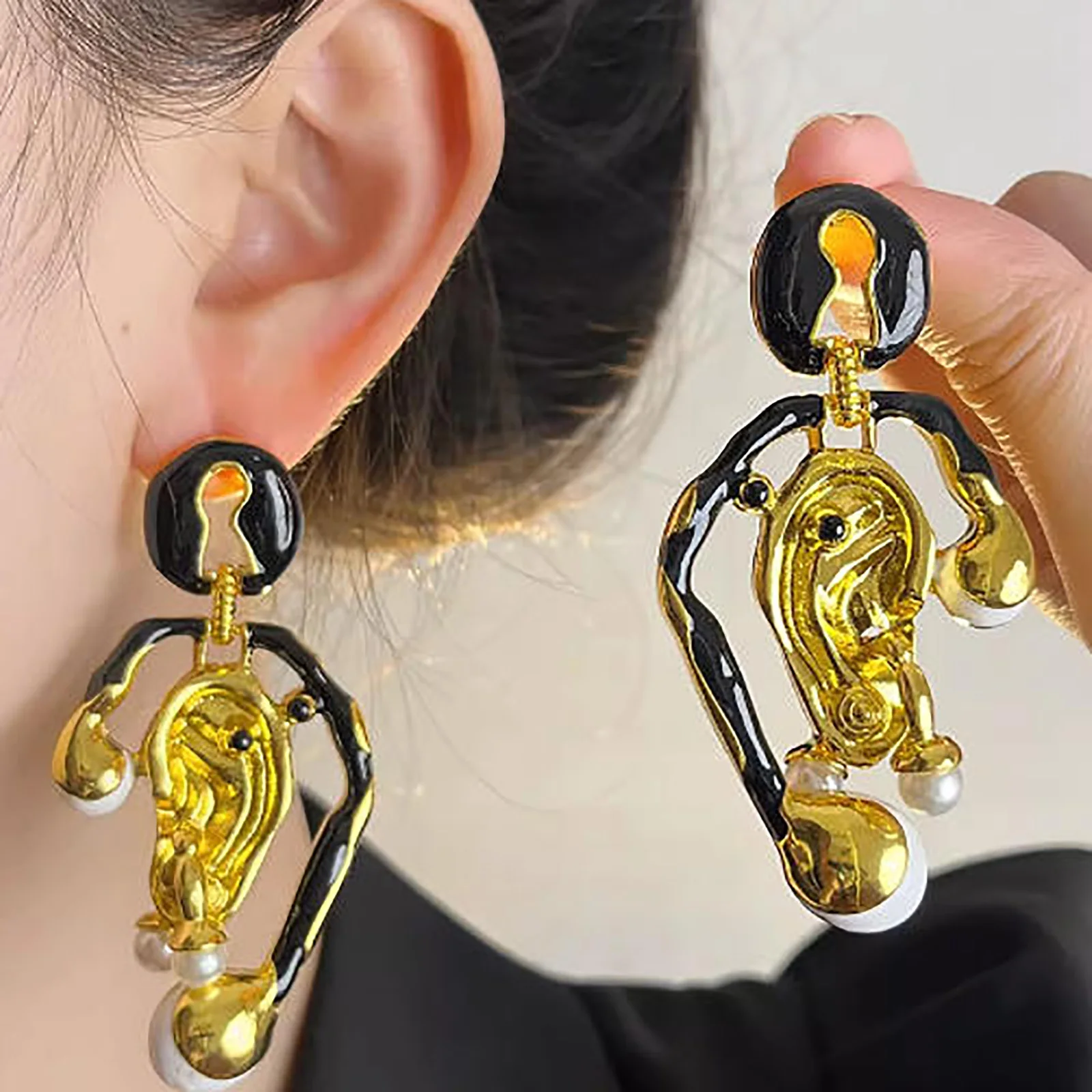 

Минималистичные простые серьги-кольца, стильные, универсальные и изысканные.