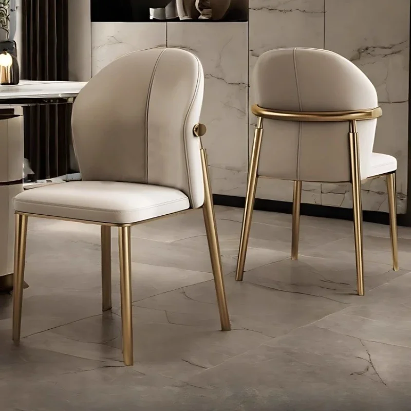 كرسي خفيف فاخر لتناول الطعام مصنوع من الجلد للاسترخاء كرسي منزلي حديث بسيط من جلد البقر الشمالي مسند ظهر أثاث فندقي جمالي كرسي بذراعين