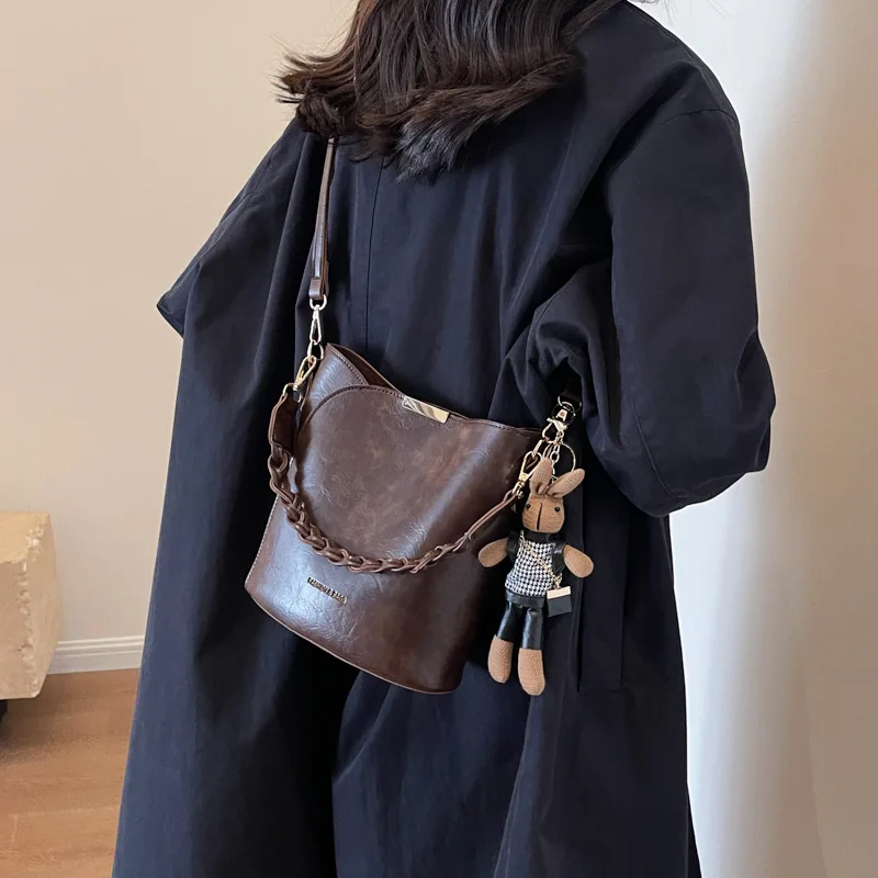 

Women's Retro Niche Design Bag 2025 New High-end Texture Versatile Crossbody Bag Popular Hand-held Bucket Bag