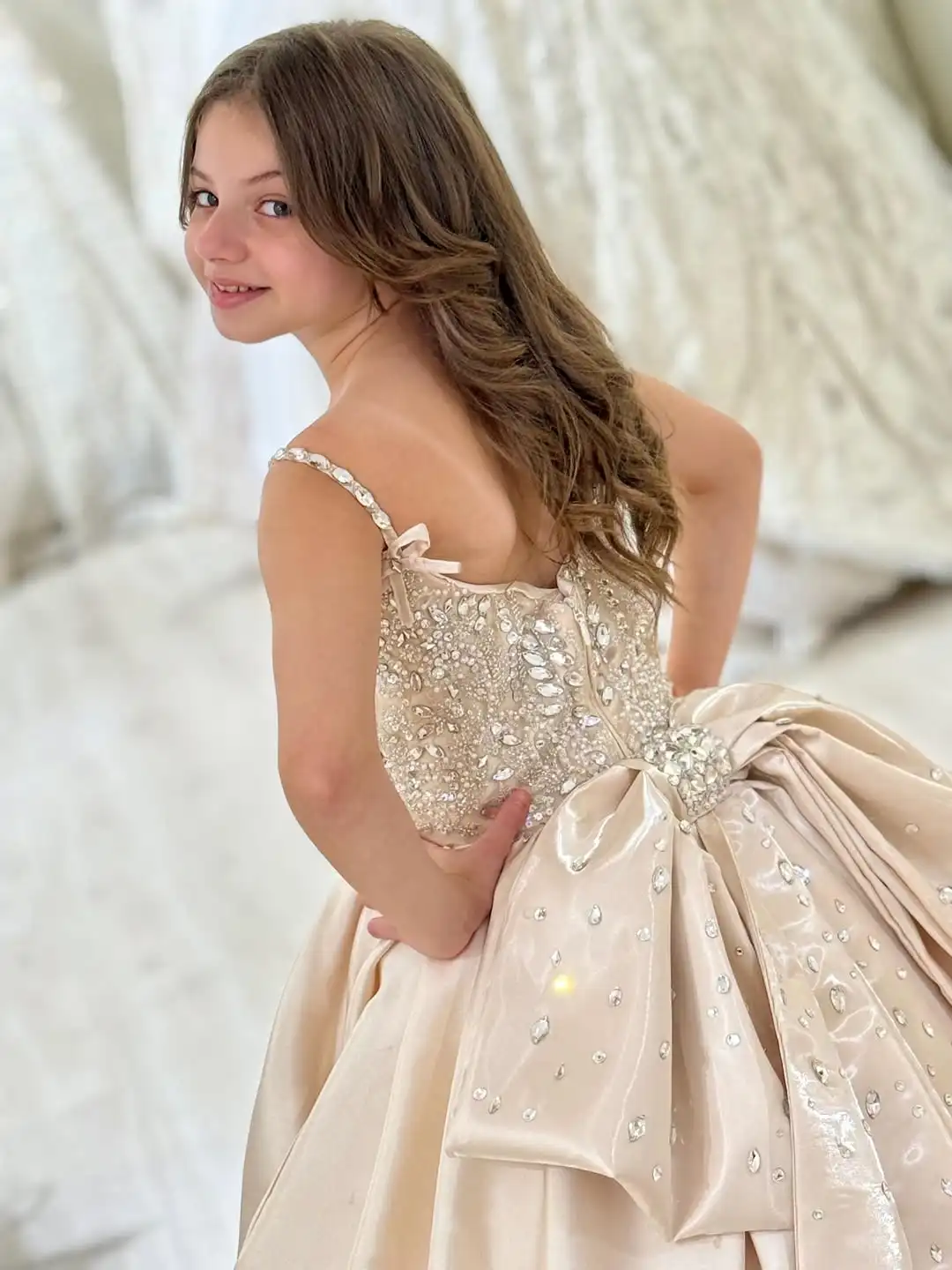 Elegante Satin-Blumenmädchenkleider für Hochzeiten mit großer Schleife, Perlenstickerei, bodenlang, für Kinder, Party, Geburtstag, Erstkommunion, maßgeschneidert